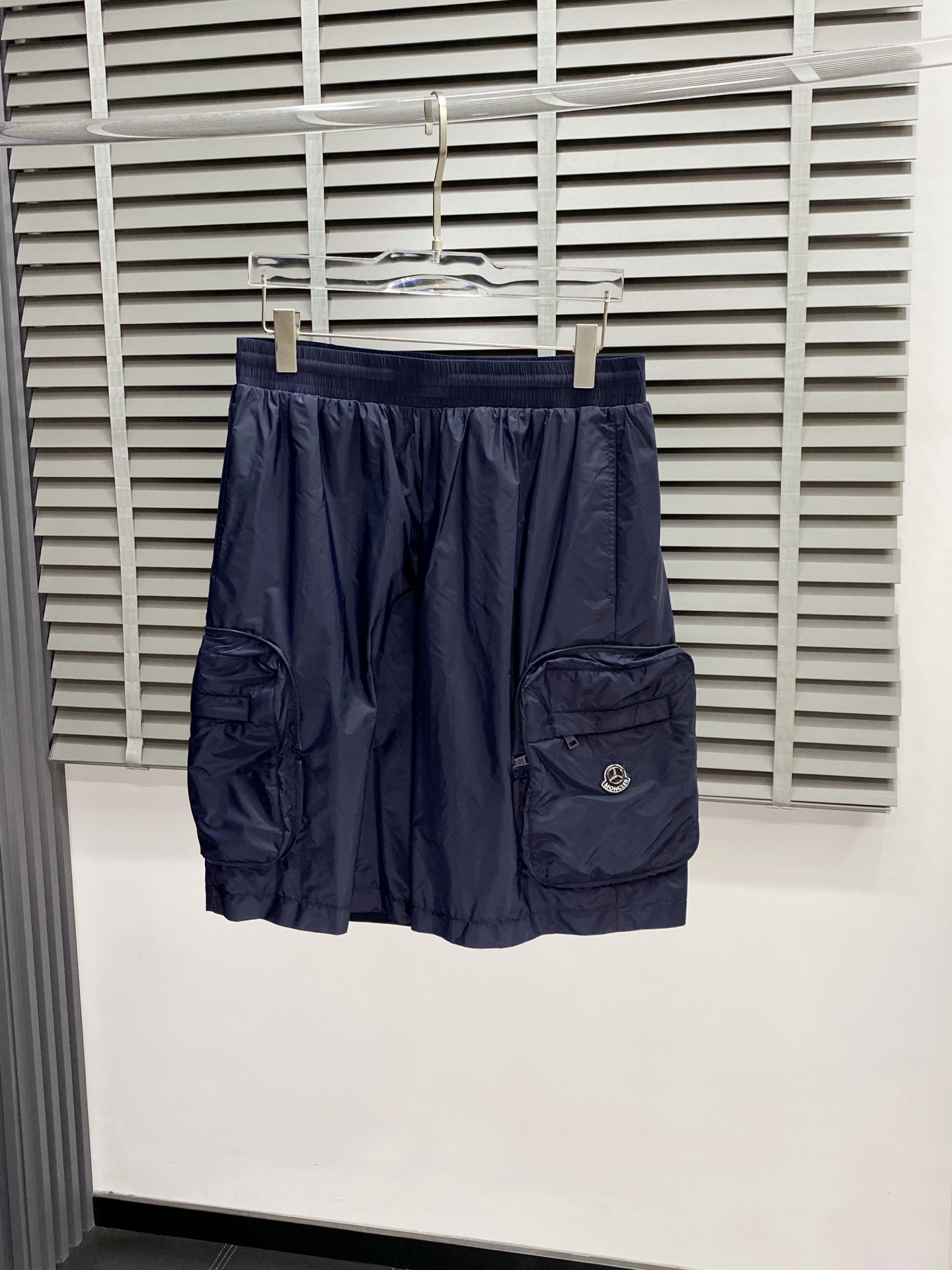NO:162713,.Moncler matte & BENZ by NIGO exclusively offers the new high-end version of casual nylon shorts. Customized counter fabrics, breathable and comfortable, impeccable details, brand elements design concept, reflecting high quality. The zippers on both sides of the pockets can lift and store. Excellent design!  Delicate and soft feel!  It is casually cut, with a great upper body style!  S-XL, christian louboutin, Moncler, shorts, alexander wang19860909.Moncler蒙口&BENZ by NIGO独家专供新款休闲尼龙短裤高端版本 专柜定制面料 透气舒适度高,细节无可挑剔,品牌元素设计理念,体现高品质.两边口袋拉链可拉起收纳设计 超赞设计！手感细腻柔软！呈现休闲裁剪,上身版型超赞！码数S-XL,,christian louboutin,Moncler,shorts,alexander wang,Men's clothing