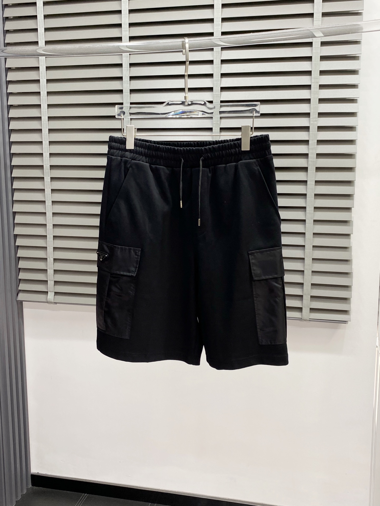 NO:162707,.Prada exclusively offers new casual workwear cotton shorts high-end versions. Customized counter fabrics, breathable and comfortable, impeccable details, brand elements design concept, reflecting high quality, and awesome design!  Delicate and soft feel!  It is casually cut, with a great upper body style!  S-XL, prada, prada, shorts, alexander wang19860909.Prada普拉达独家专供新款休闲工装棉质短裤高端版本 专柜定制面料 透气舒适度高,细节无可挑剔,品牌元素设计理念,体现高品质 超赞设计！手感细腻柔软！呈现休闲裁剪,上身版型超赞！码数S-XL,,prada,prada,shorts,alexander wang,Men's clothing