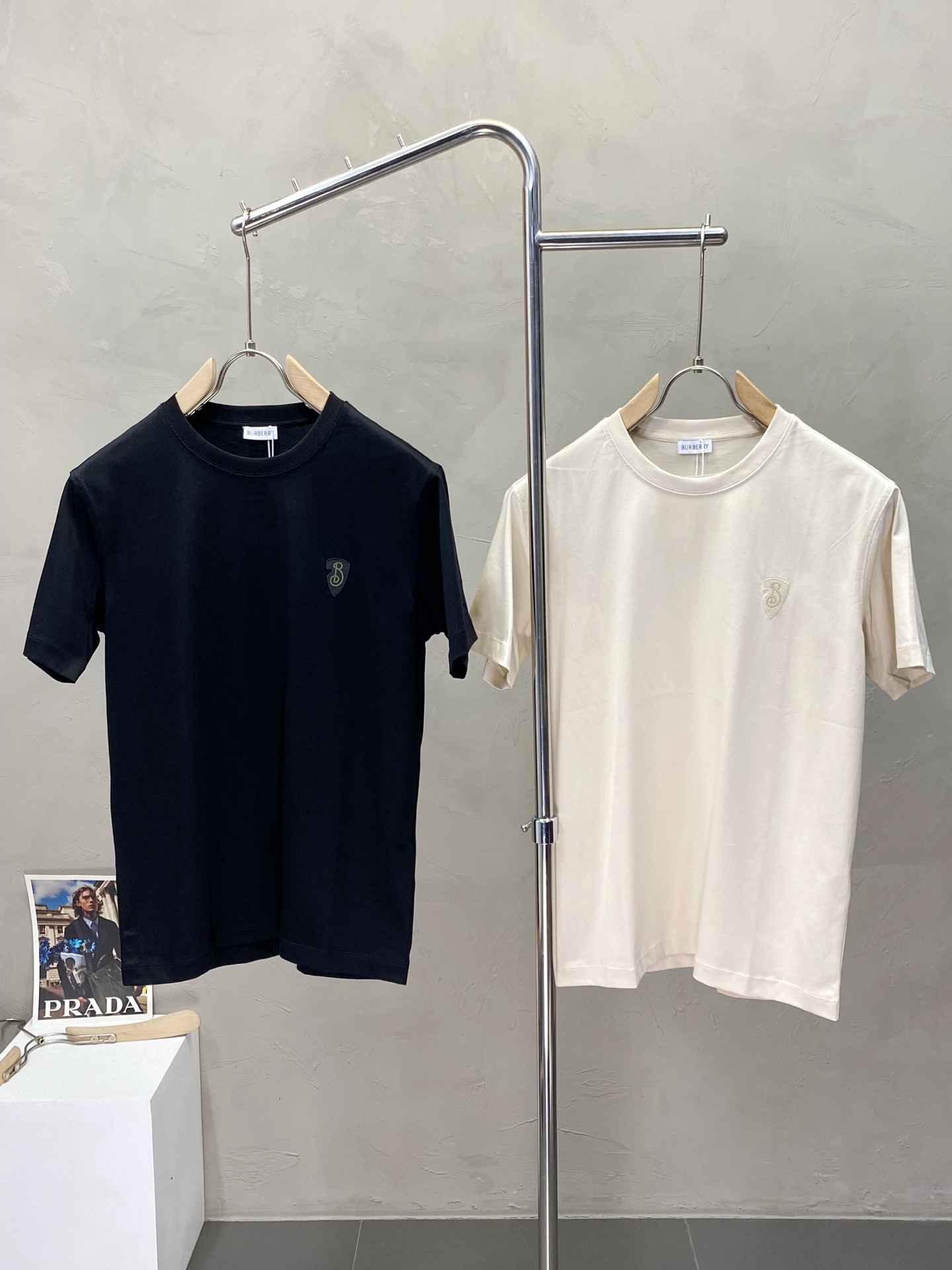 NO:162691,.Burberry Burberry exclusively offers new original single men's casual short sleeves, high-end customization, high-end version, fashionable and versatile imported fabric, super soft and delicate, skin-friendly and comfortable to wear, high-end boutique, OEM, fine production, very good for the upper body, men's essential items, complete three standards, M-3XL,,burberry,burberry,T-shirt,alexander wang19860909.Burberry巴宝莉独家专供新款原单男士休闲短袖 高端定制 高端版本 时尚百搭爆款进口面料 手感超柔软细腻 穿着亲肤舒适 高端精品 代工厂精细做上身非常赞 男士必备单品 三标齐全 码数M-3XL,,burberry,burberry,T-shirt,alexander wang,Men's clothing