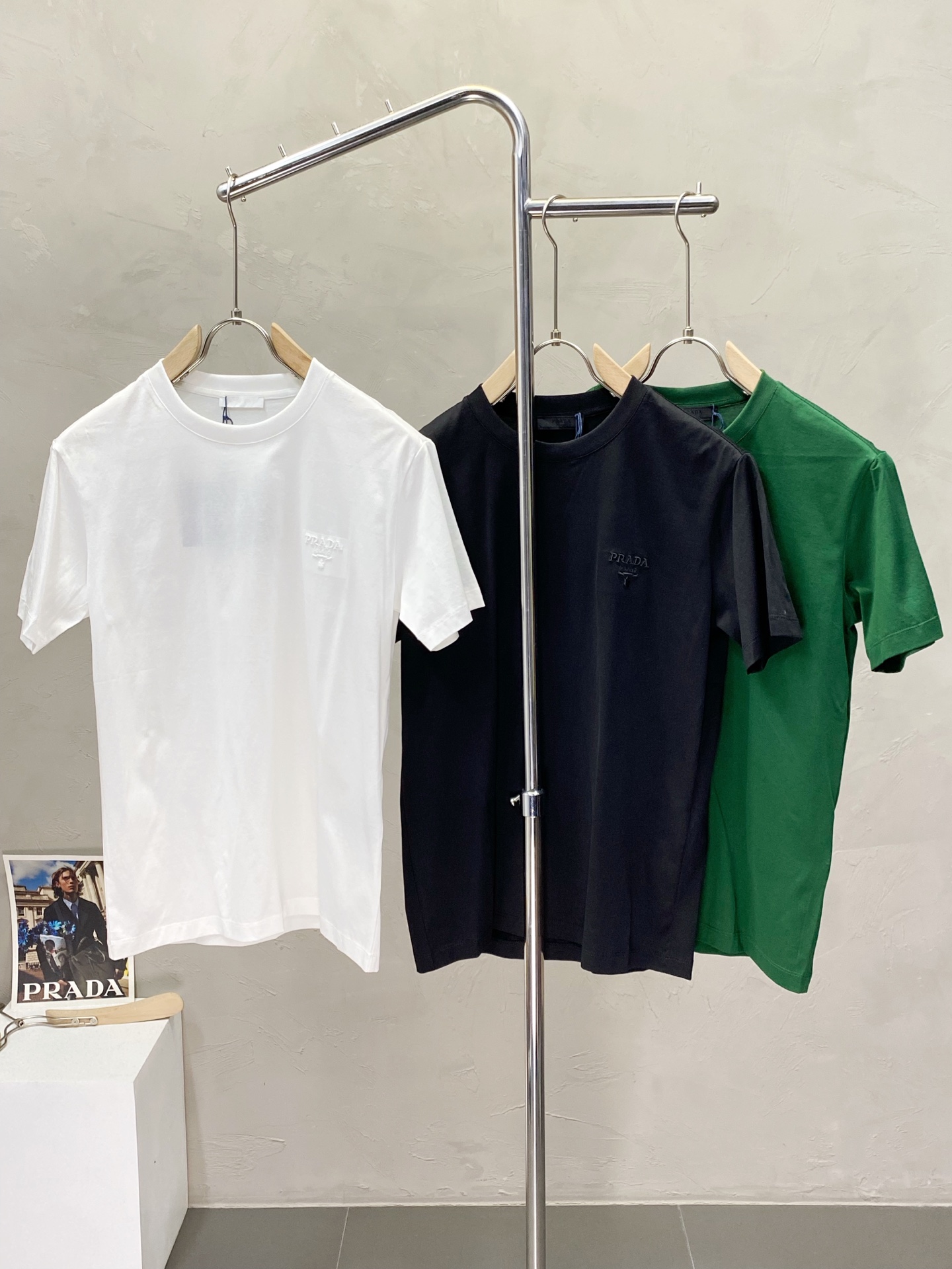 NO:162705,.Prada exclusively offers new original single men's casual short sleeves, high-end customization, high-end version, fashionable and versatile imported fabric, super soft and delicate, skin-friendly and comfortable to wear, high-end boutique, OEM, fine production, very good for the upper body, men's essential items, three standards, M-3XL,,prada,prada,T-shirt,alexander wang19860909.Prada普拉达独家专供新款原单男士休闲短袖 高端定制 高端版本 时尚百搭爆款进口面料 手感超柔软细腻 穿着亲肤舒适 高端精品 代工厂精细做上身非常赞 男士必备单品 三标齐全 码数M-3XL,,prada,prada,T-shirt,alexander wang,Men's clothing