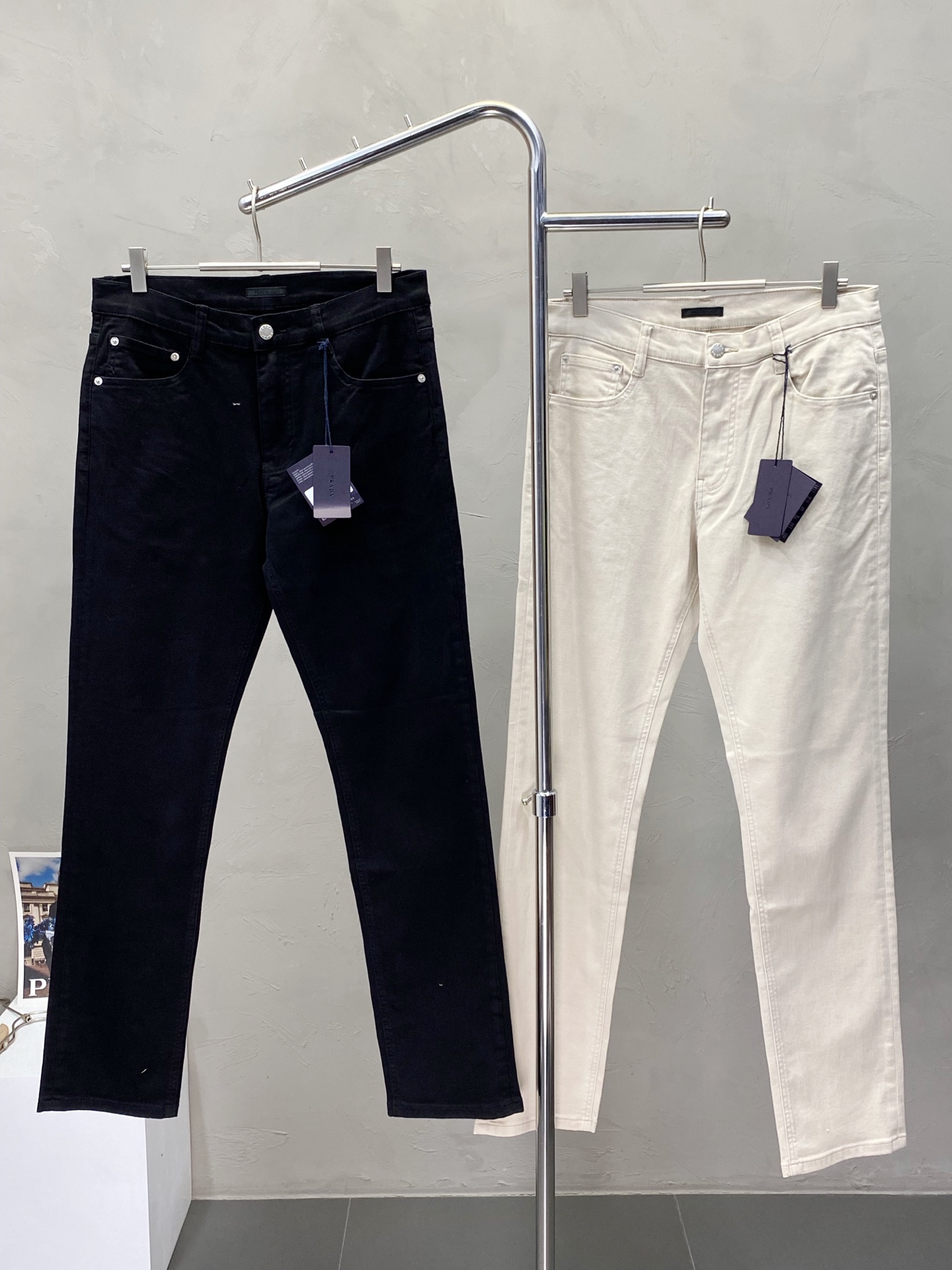 NO:162666,.Prada exclusively available in new styles, casual jeans high-end version!  Customized fabrics for counters are breathable and comfortable, with impeccable details, and the brand element design concept reflects high quality. Logo pattern, delicate and soft feel!  It is casually cut, with a great upper body style!  30-38, prada, prada, jeans, alexander wang19860909.Prada普拉达独家专供新款 休闲牛仔裤高端版本！专柜定制面料 透气舒适度高,细节无可挑剔,品牌元素设计理念,体现高品质.logo图案,手感细腻柔软！呈现休闲裁剪,上身版型超赞！码数30-38,,prada,prada,jeans,alexander wang,Men's clothing