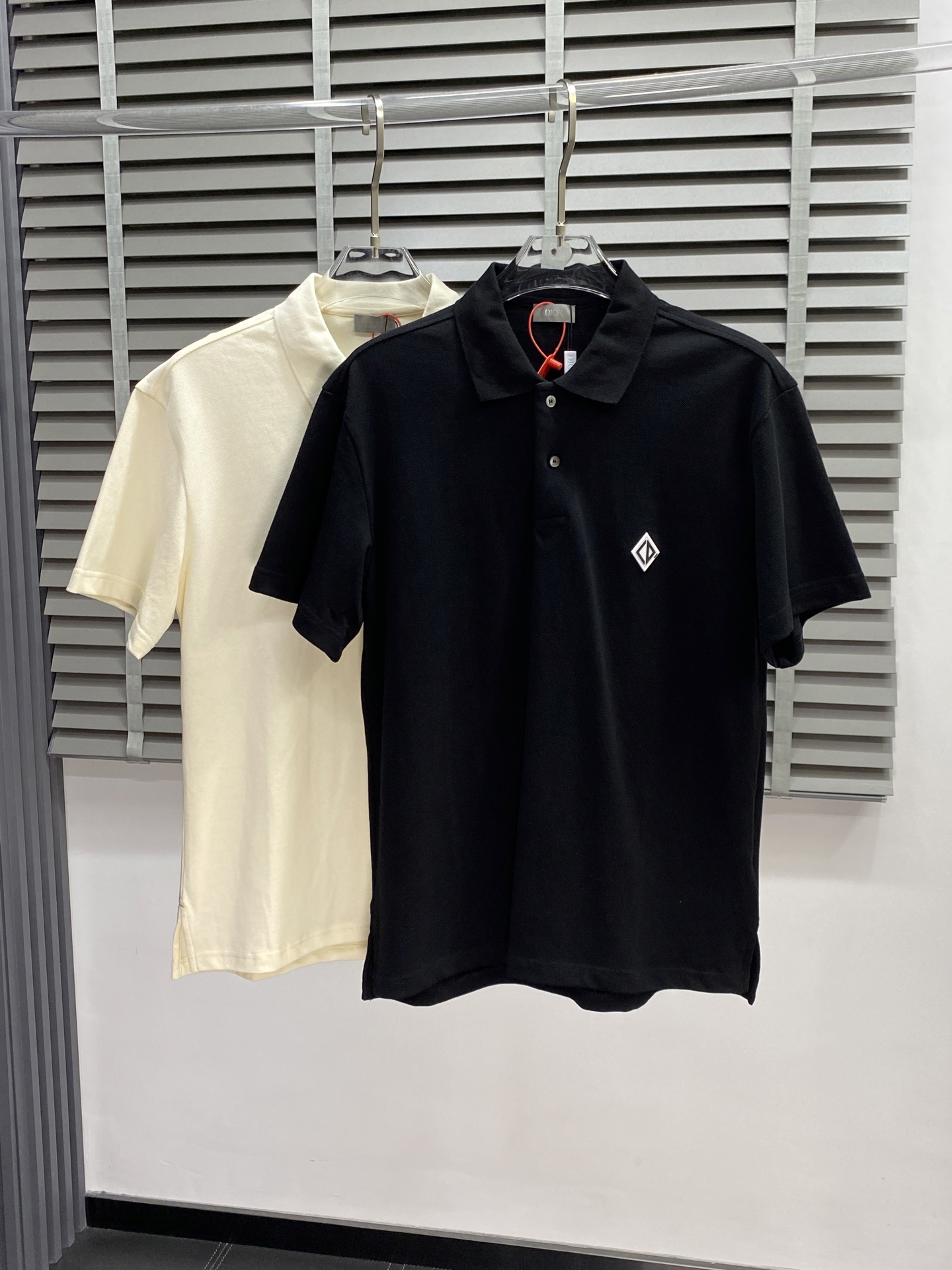 NO:162716,.Dior exclusively offers new original single men's casual lapel short sleeves, high-end customization, high-end version, fashionable and versatile imported fabric, super soft and delicate, skin-friendly and comfortable to wear, high-end boutique, OEM, fine production, very good for the upper body, men's essential items, complete three standards, S-XL,,dior,dior,T-shirt,alexander wang19860909.Dior迪奥独家专供新款原单男士休闲翻领短袖 高端定制 高版本 时尚百搭爆款进口面料 手感超柔软细腻 穿着亲肤舒适 高端精品 代工厂精细做上身非常赞 男士必备单品 三标齐全 码数S-XL,,dior,dior,T-shirt,alexander wang,Men's clothing