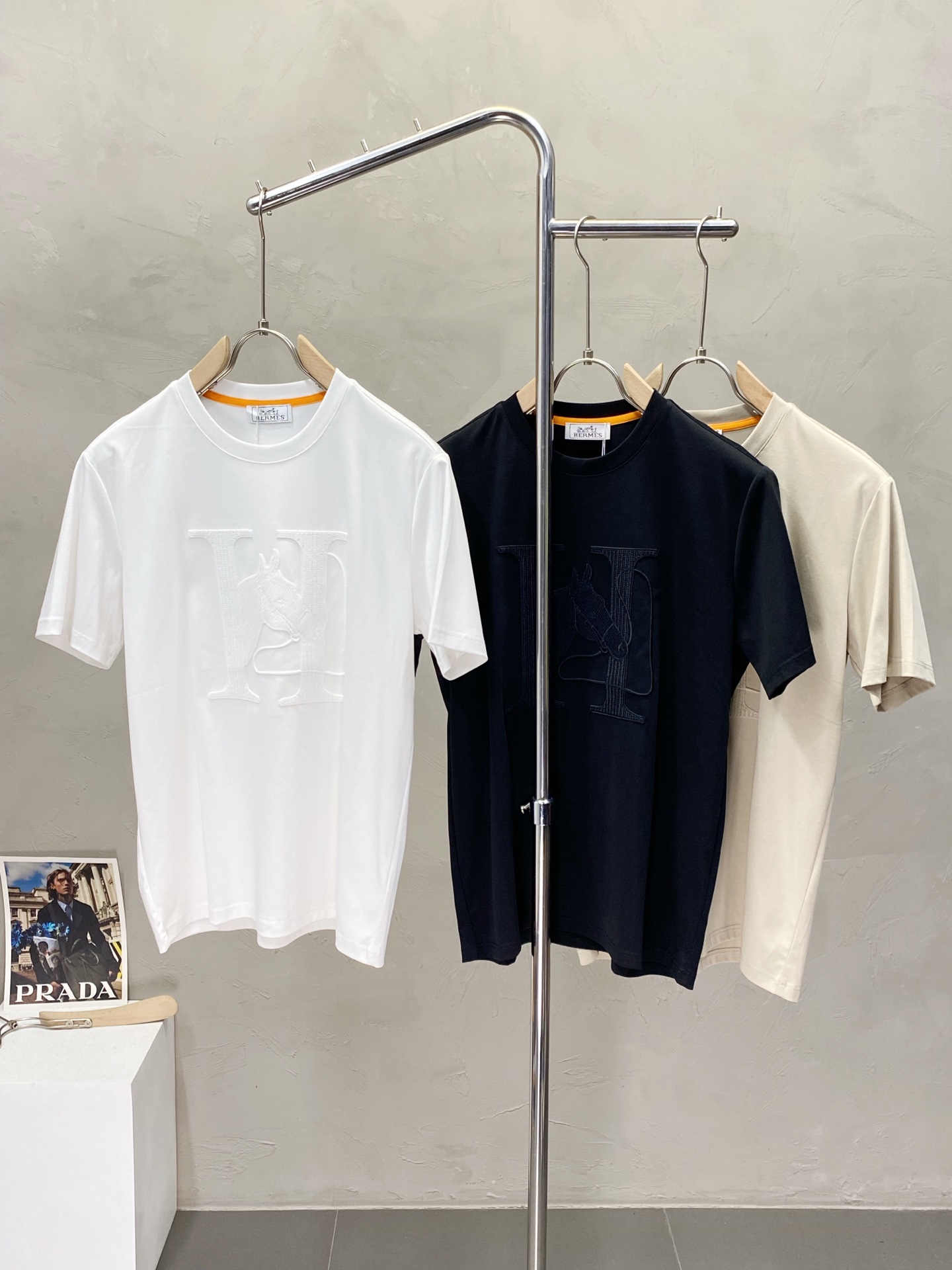 NO:415793,.HERMES Hermes exclusively offers new men's casual short sleeves, high-end customization, high-end version, fashionable and versatile imported fabric, super soft and delicate, skin-friendly and comfortable to wear, high-end boutique, OEM factory fine-made top body, very good men's essential items, three standards, code M-3XL,, hermes, hermes, T-shirt, alexander wang19860909.HERMES爱马仕独家专供新款男士休闲短袖 高端定制 高端版本 时尚百搭爆款进口面料 手感超柔软细腻 穿着亲肤舒适 高端精品 代工厂精细做上身非常赞 男士必备单品 三标齐全 码数M-3XL,,hermes,hermes,T-shirt,alexander wang,Men's clothing