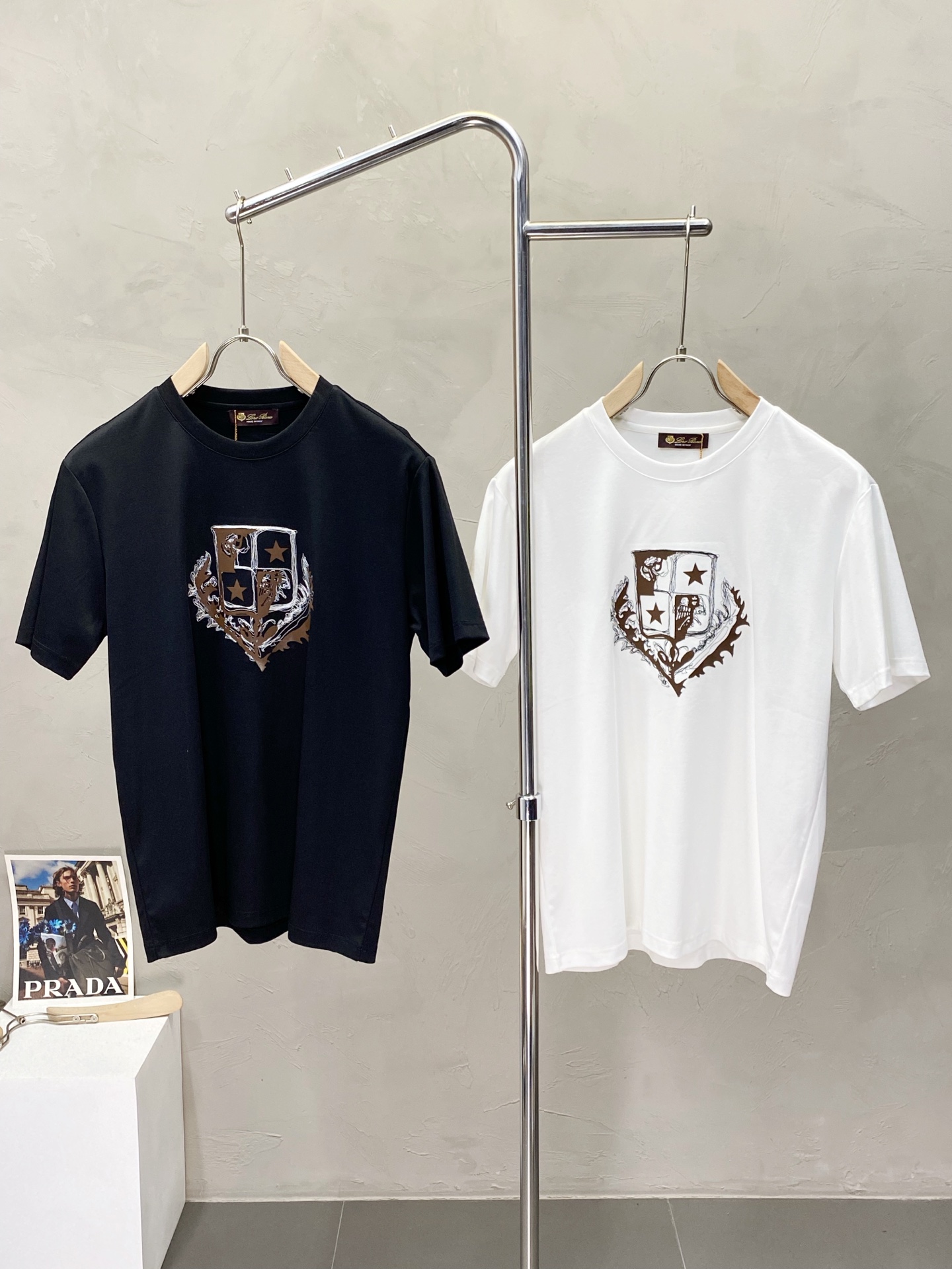 NO:415775,.LP-Loro Piana exclusively offers new men's casual short sleeves, high-end customization, high-end version, fashionable and versatile imported fabric, super soft and delicate, skin-friendly and comfortable to wear, high-end boutique, OEM, fine-made top body, very good, men's essential items, three standards, complete code M-3XL,,loro piga,loro piga,T-shirt,alexander wang19860909.LP-Loro Piana诺悠翩雅独家专供新款男士休闲短袖 高端定制 高端版本 时尚百搭爆款进口面料 手感超柔软细腻 穿着亲肤舒适 高端精品 代工厂精细做上身非常赞 男士必备单品 三标齐全 码数M-3XL,,loro piana,loro piana,T-shirt,alexander wang,Men's clothing