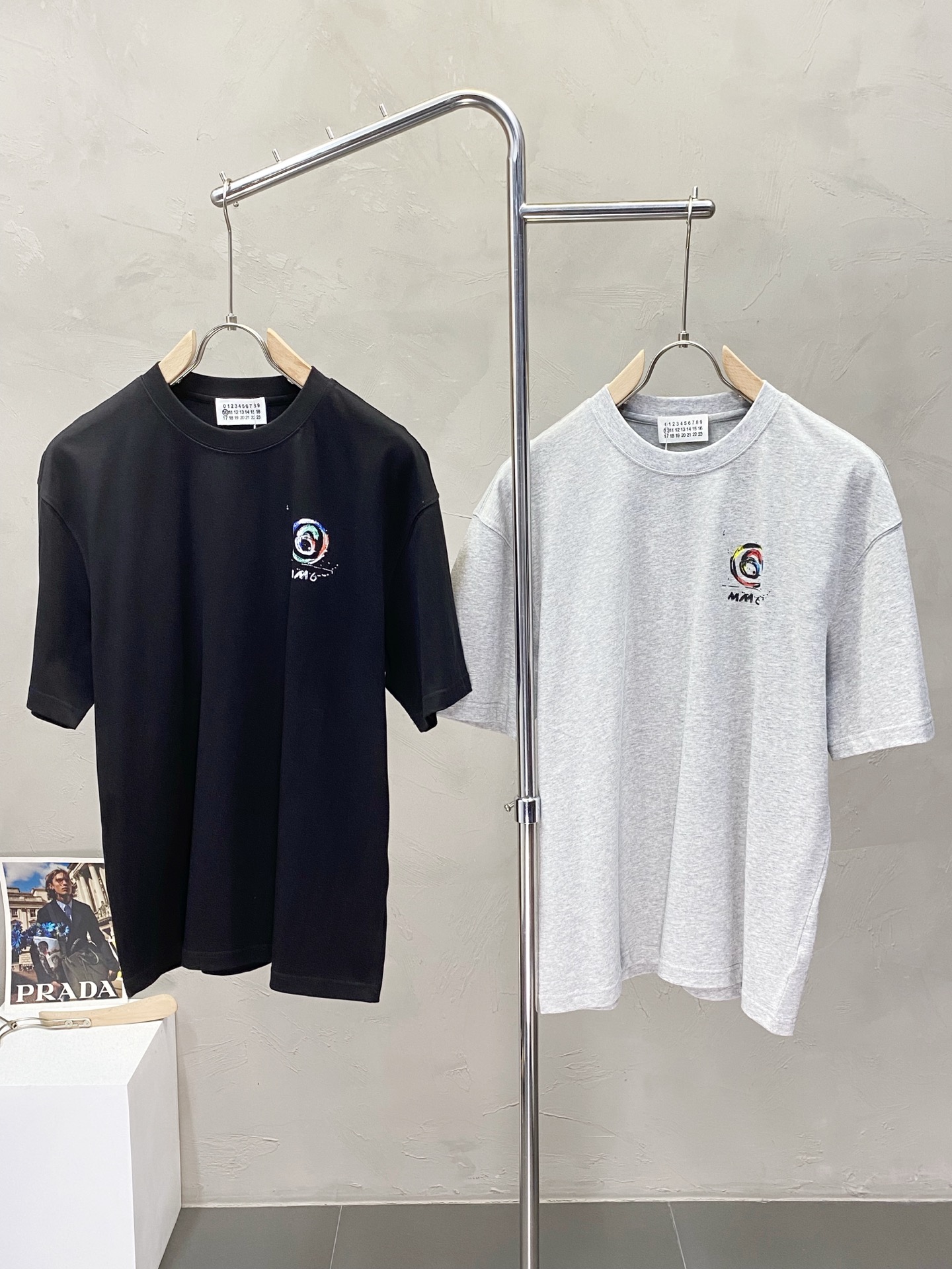 NO:525959,.Madison Margiela Madison Margiela exclusively offers new men's casual short sleeves, high-end customization, high-end version, fashionable and versatile imported fabric, super soft and delicate, skin-friendly and comfortable to wear, high-end boutique, OEM, fine-made top body, very good, men's essential items, three standards, S-3XL,,masion margiela, T-shirt, alexander wang19860909.Madison Margiela梅森马吉拉独家专供新款男士休闲短袖 高端定制 高端版本 时尚百搭爆款进口面料 手感超柔软细腻 穿着亲肤舒适 高端精品 代工厂精细做上身非常赞 男士必备单品 三标齐全 码数S-3XL,,masion margiela,T-shirt,alexander wang,Men's clothing