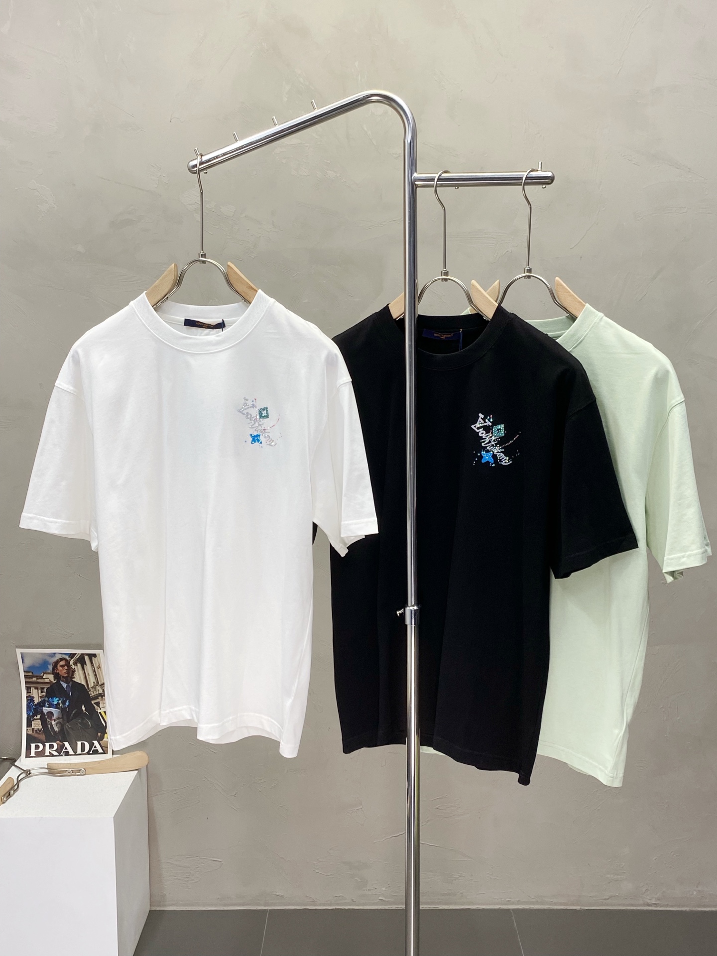 NO:415799,.Louis Vuitton exclusively offers new men's casual short sleeves, high-end customization, high-end version, fashionable and versatile imported fabric, super soft and delicate, skin-friendly and comfortable to wear, high-end boutique, OEM, fine-tuned top-body, very good for men's essential items, three standards, S-3XL,,louis vuitton,louis vuitton,T-shirt,alexander wang19860909.Louis Vuitton路易威登独家专供新款男士休闲短袖 高端定制 高端版本 时尚百搭爆款进口面料 手感超柔软细腻 穿着亲肤舒适 高端精品 代工厂精细做上身非常赞 男士必备单品 三标齐全 码数S-3XL,,louis vuitton,louis vuitton,T-shirt,alexander wang,Men's clothing