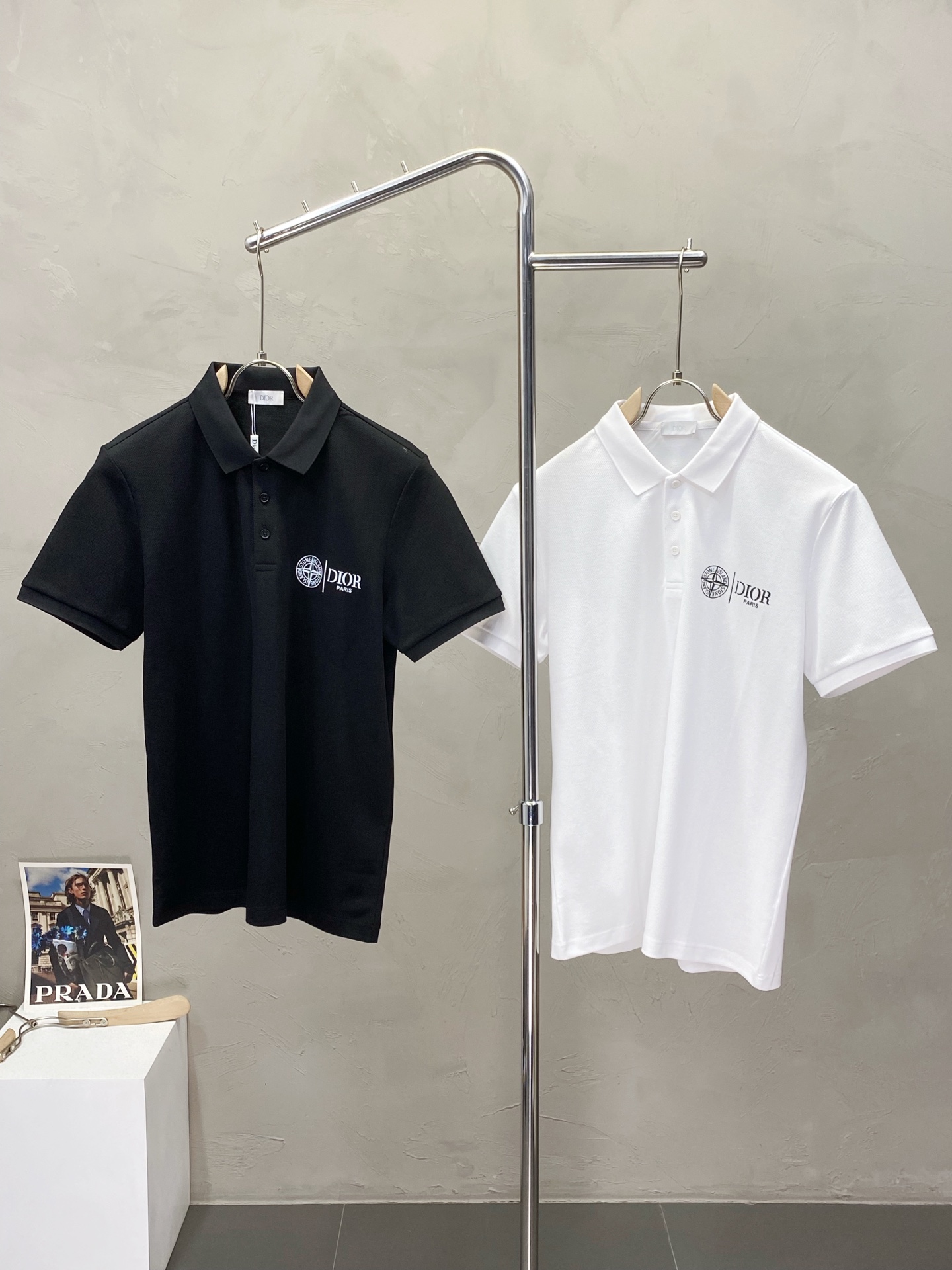 NO:525961,.Dior exclusively offers new men's casual short sleeves, high-end customization, high-end version, fashionable and versatile imported fabric, super soft and delicate, skin-friendly and comfortable to wear, high-end boutique, OEM, fine production, very good for the upper body, men's essential items, three standards, code M-4XL,,dior,dior,T-shirt,alexander wang19860909.Dior迪奥独家专供新款男士休闲短袖 高端定制 高端版本 时尚百搭爆款进口面料 手感超柔软细腻 穿着亲肤舒适 高端精品 代工厂精细做上身非常赞 男士必备单品 三标齐全 码数M-4XL,,dior,dior,T-shirt,alexander wang,Men's clothing