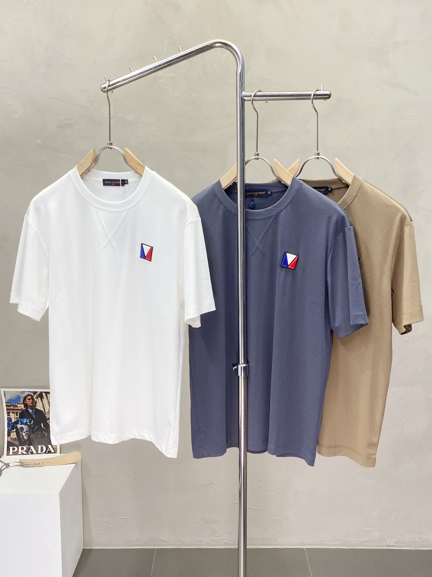 NO:525953,.Louis Vuitton exclusively offers new original single men's casual short sleeves, high-end customization, high-end version, fashionable and versatile imported fabric, super soft and delicate, skin-friendly and comfortable to wear, high-end boutique, OEM, fine-made top body, very good, men's essential items, three standards, complete code number M-4XL,,louis vuitton,louis vuitton,T-shirt,alexander wang19860909.Louis Vuitton路易威登独家专供新款原单男士休闲短袖 高端定制 高版本 时尚百搭爆款进口面料 手感超柔软细腻 穿着亲肤舒适 高端精品 代工厂精细做上身非常赞 男士必备单品 三标齐全 码数M-4XL,,louis vuitton,louis vuitton,T-shirt,alexander wang,Men's clothing