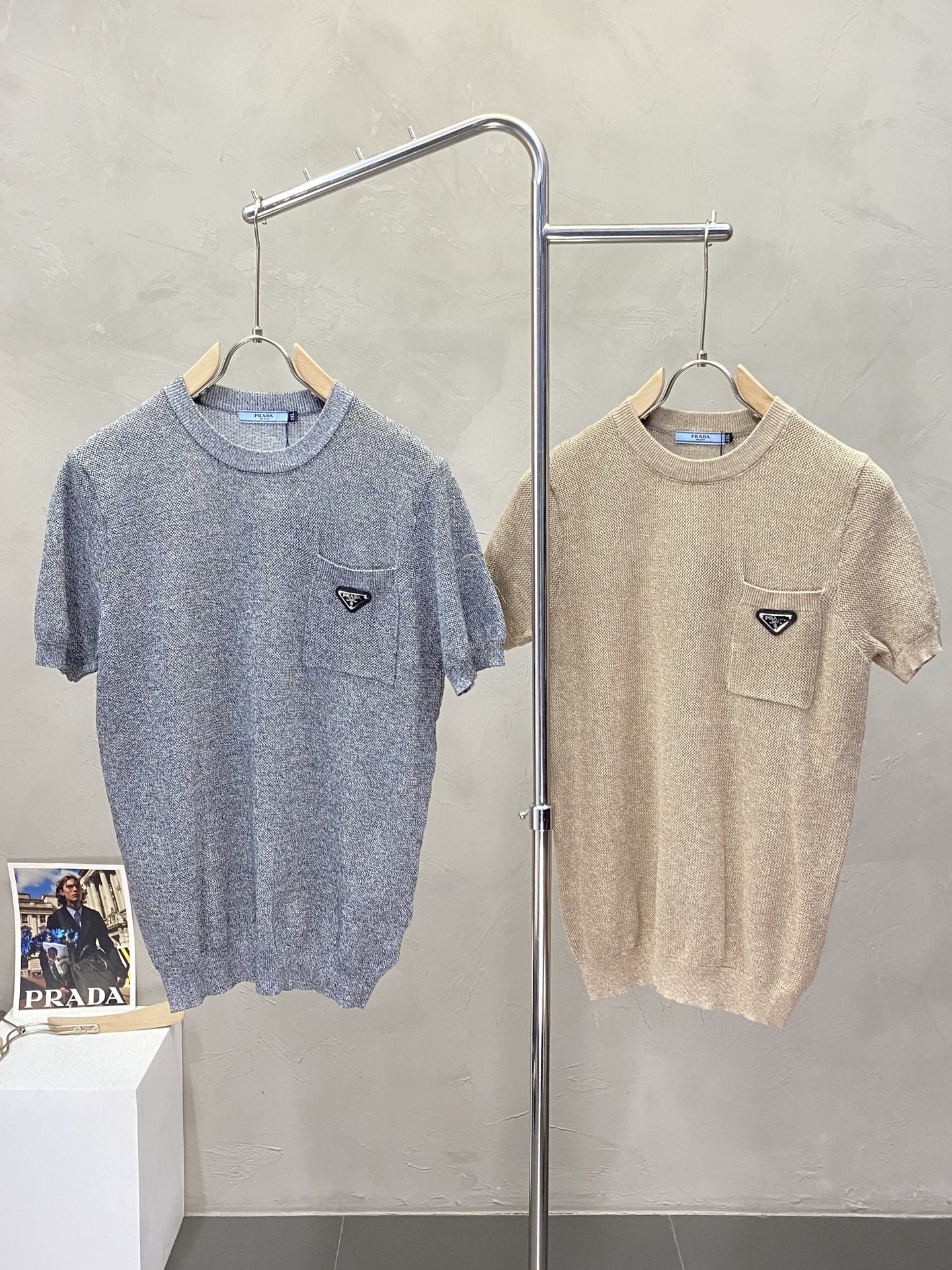 NO:415804,.Prada exclusively offers new original single men's casual short-sleeved shirts, high-end customization, high-end version, fashionable and versatile imported fabrics, super soft and delicate, skin-friendly and comfortable to wear, high-end boutique, OEM, fine-made top body, very good, men's essential items, three standards, code M-4XL,,prada,prada,shirts,T-shirt,alexander wang19860909.Prada普拉达独家专供新款原单男士休闲短袖衬衫 高端定制 高版本 时尚百搭爆款进口面料 手感超柔软细腻 穿着亲肤舒适 高端精品 代工厂精细做上身非常赞 男士必备单品 三标齐全 码数M-4XL,,prada,prada,shirts,T-shirt,alexander wang,Men's clothing