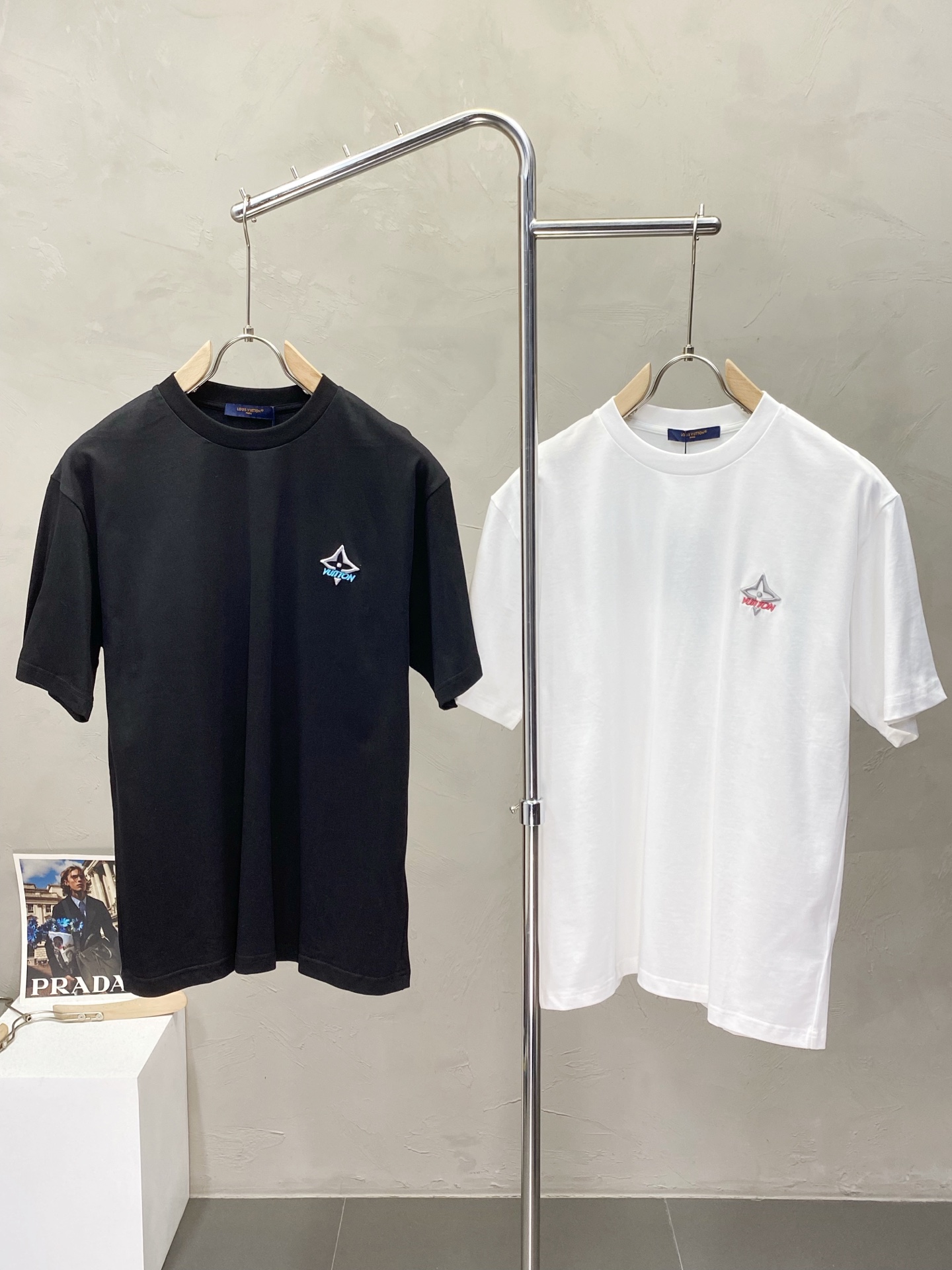 NO:525955,.Louis Vuitton exclusively offers new original single men's casual short sleeves, high-end customization, high-end version, fashionable and versatile imported fabric, super soft and delicate, skin-friendly and comfortable to wear, high-end boutique, OEM, fine-made top body, very good, men's essential items, three standards, S-2XL,,louis vuitton,louis vuitton,T-shirt,alexander wang19860909.Louis Vuitton路易威登独家专供新款原单男士休闲短袖 高端定制 高版本 时尚百搭爆款进口面料 手感超柔软细腻 穿着亲肤舒适 高端精品 代工厂精细做上身非常赞 男士必备单品 三标齐全 码数S-2XL,,louis vuitton,louis vuitton,T-shirt,alexander wang,Men's clothing