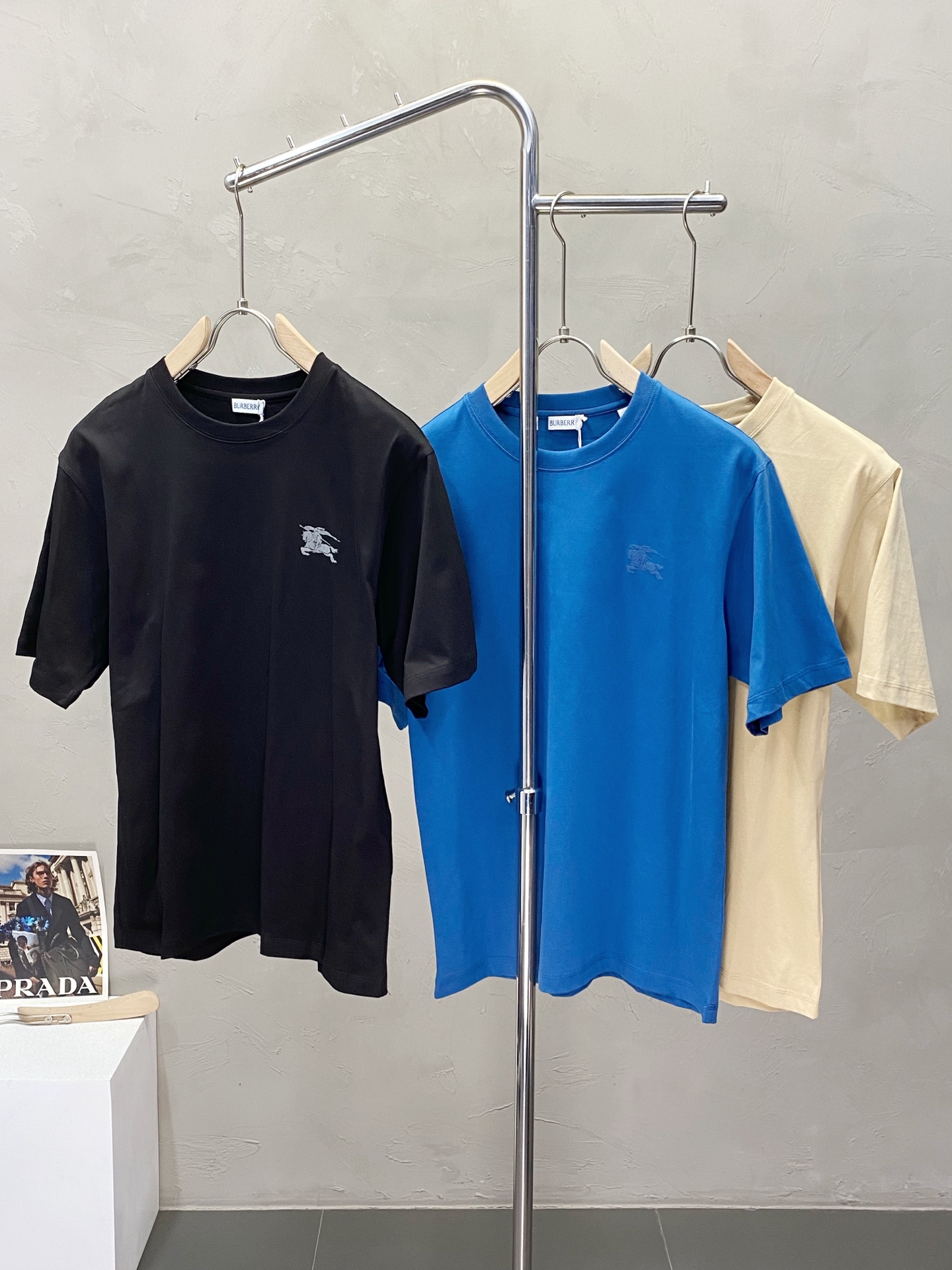 NO:415812,.Burberry Burberry exclusively offers new original single men's casual short sleeves, high-end customization, high-end version, fashionable and versatile imported fabric, super soft and delicate, skin-friendly and comfortable to wear, high-end boutique, OEM, fine production, very good for the upper body, men's essential items, complete three standards, S-2XL,,burberry,burberry,T-shirt,alexander wang19860909.Burberry巴宝莉独家专供新款原单男士休闲短袖 高端定制 高版本 时尚百搭爆款进口面料 手感超柔软细腻 穿着亲肤舒适 高端精品 代工厂精细做上身非常赞 男士必备单品 三标齐全 码数S-2XL,,burberry,burberry,T-shirt,alexander wang,Men's clothing