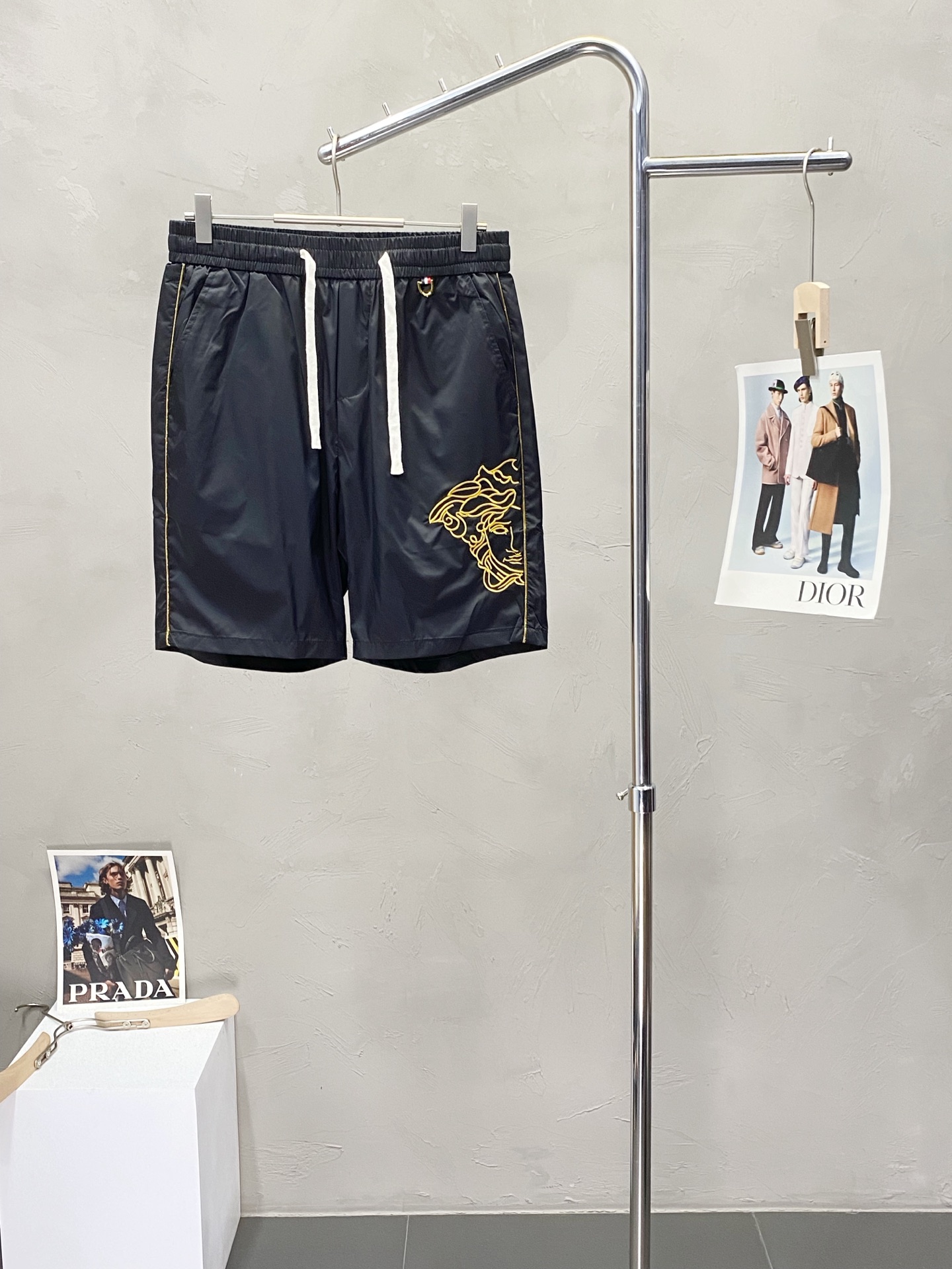 NO:525945,.Versace exclusively offers new casual shorts, high-end version!  Customized fabrics for counters are breathable and comfortable, with impeccable details, and the brand element design concept reflects high quality. The feel is delicate and soft!  It is casually cut, with a great upper body style!  Code number M-3XL, versace, versace, shorts, alexander wang19860909.Versace范思哲独家专供新款休闲短裤,高端版本！专柜定制面料 透气舒适度高,细节无可挑剔,品牌元素设计理念,体现高品质.手感细腻柔软！呈现休闲裁剪,上身版型超赞！码数M-3XL,,versace,versace,shorts,alexander wang,Men's clothing