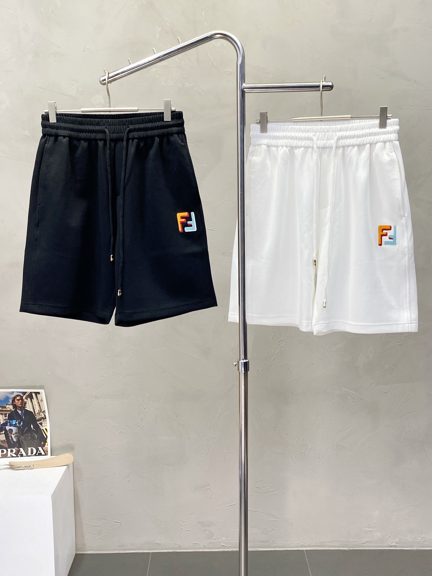 NO:525954,.FENDI exclusively offers new casual shorts, high-end version!  Customized fabrics for counters are breathable and comfortable, with impeccable details, and the brand element design concept reflects high quality. The feel is delicate and soft!  It is casually cut, with a great upper body style!  Code number M-3XL, fendi, fendi, shorts, alexander wang19860909.FENDI芬迪独家专供新款休闲短裤,高端版本！专柜定制面料 透气舒适度高,细节无可挑剔,品牌元素设计理念,体现高品质.手感细腻柔软！呈现休闲裁剪,上身版型超赞！码数M-3XL,,fendi,fendi,shorts,alexander wang,Men's clothing