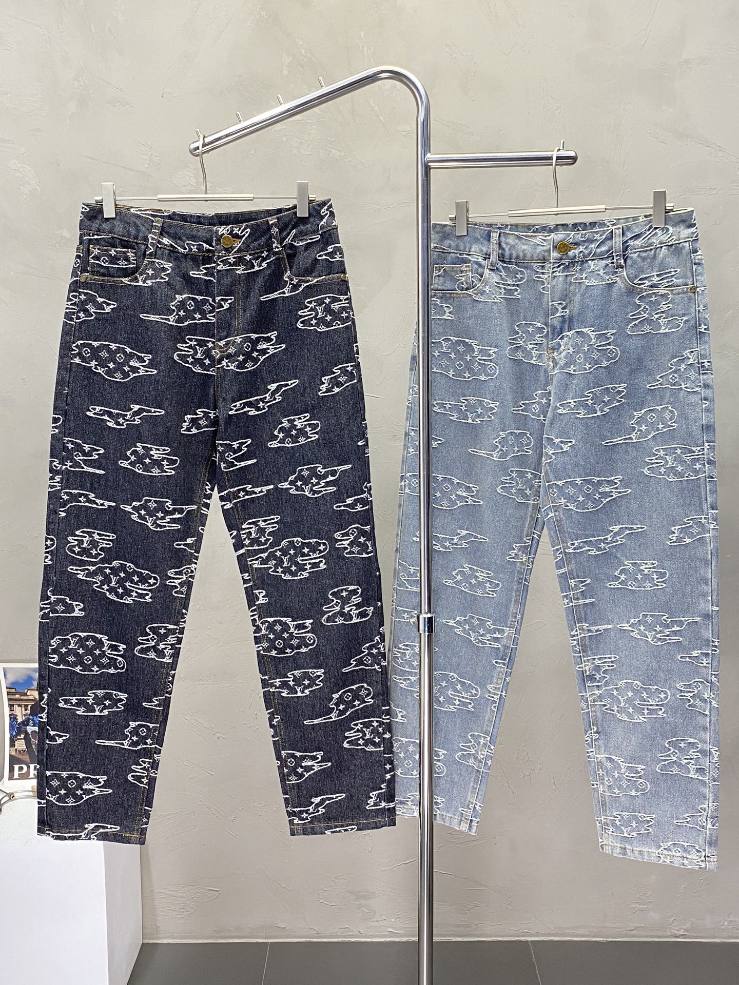 NO:525968,.Louis Vuitton exclusively offers new casual jeans high-end versions!  Customized fabrics for counters are breathable and comfortable, with impeccable details, and the brand element design concept reflects high quality. The feel is delicate and soft!  It is casually cut, with a great upper body style!  Code number M-3XL, louis vuitton,louis vuitton,jeans,alexander wang19860909.Louis Vuitton路易威登独家专供新款休闲牛仔裤高端版本！专柜定制面料 透气舒适度高,细节无可挑剔,品牌元素设计理念,体现高品质.手感细腻柔软！呈现休闲裁剪,上身版型超赞！码数M-3XL,,louis vuitton,louis vuitton,jeans,alexander wang,Men's clothing