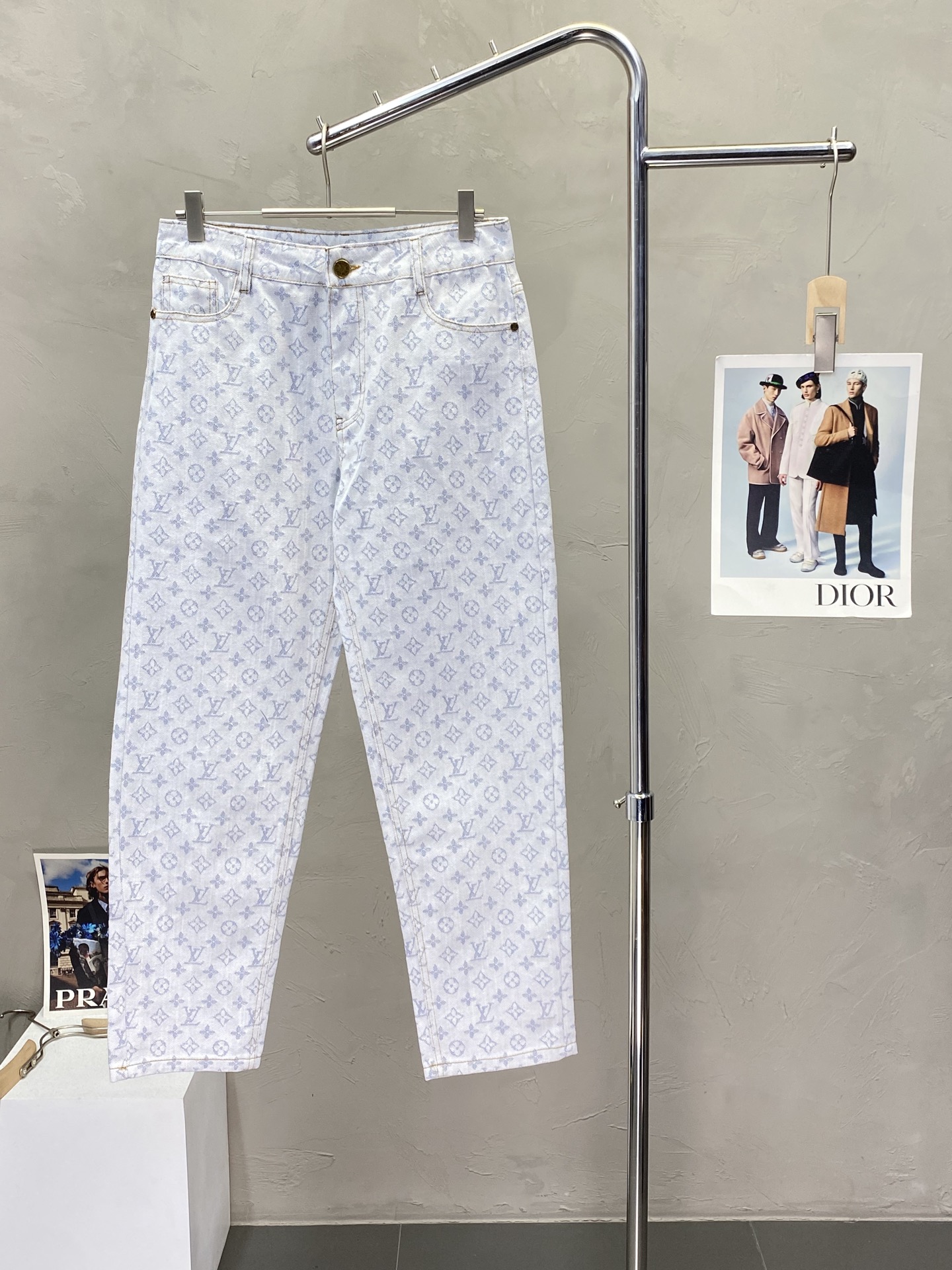 NO:525938,.Louis Vuitton exclusively offers new casual jeans high-end versions!  Customized fabrics for counters are breathable and comfortable, with impeccable details, and the brand element design concept reflects high quality. The feel is delicate and soft!  It is casually cut, with a great upper body style!  Code number M-3XL, louis vuitton,louis vuitton,jeans,alexander wang19860909.Louis Vuitton路易威登独家专供新款休闲牛仔裤高端版本！专柜定制面料 透气舒适度高,细节无可挑剔,品牌元素设计理念,体现高品质.手感细腻柔软！呈现休闲裁剪,上身版型超赞！码数M-3XL,,louis vuitton,louis vuitton,jeans,alexander wang,Men's clothing