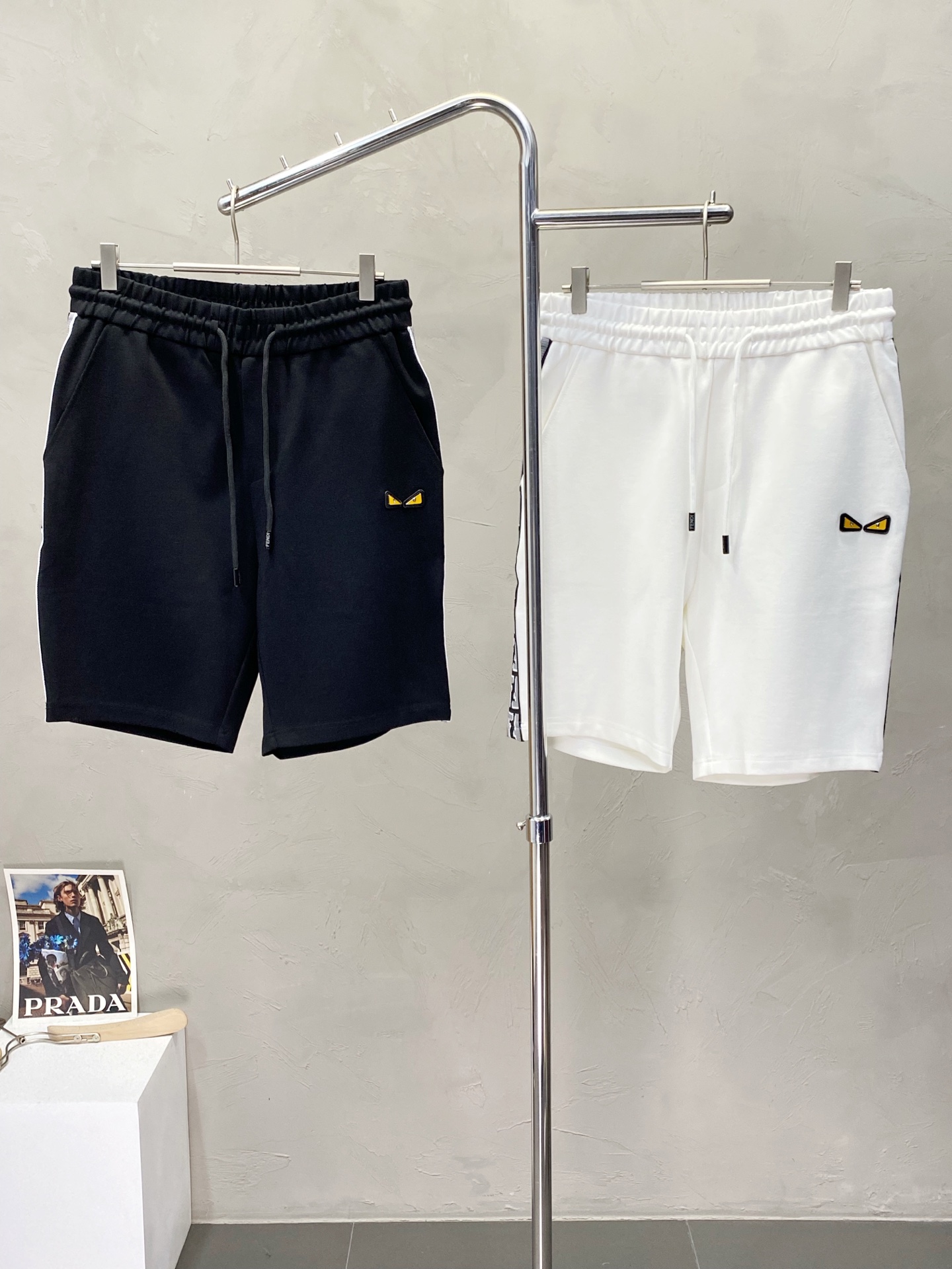 NO:525942,.FENDI exclusively offers new casual shorts high-end versions!  Customized fabrics for counters are breathable and comfortable, with impeccable details, and the brand element design concept reflects high quality. The feel is delicate and soft!  It is casually cut, with a great upper body style!  Number of codes: M-3XL, fendi, fendi, shorts, alexander wang19860909.FENDI芬迪独家专供新款休闲短裤高端版本！专柜定制面料 透气舒适度高,细节无可挑剔,品牌元素设计理念,体现高品质.手感细腻柔软！呈现休闲裁剪,上身版型超赞！码数: M-3XL,,fendi,fendi,shorts,alexander wang,Men's clothing