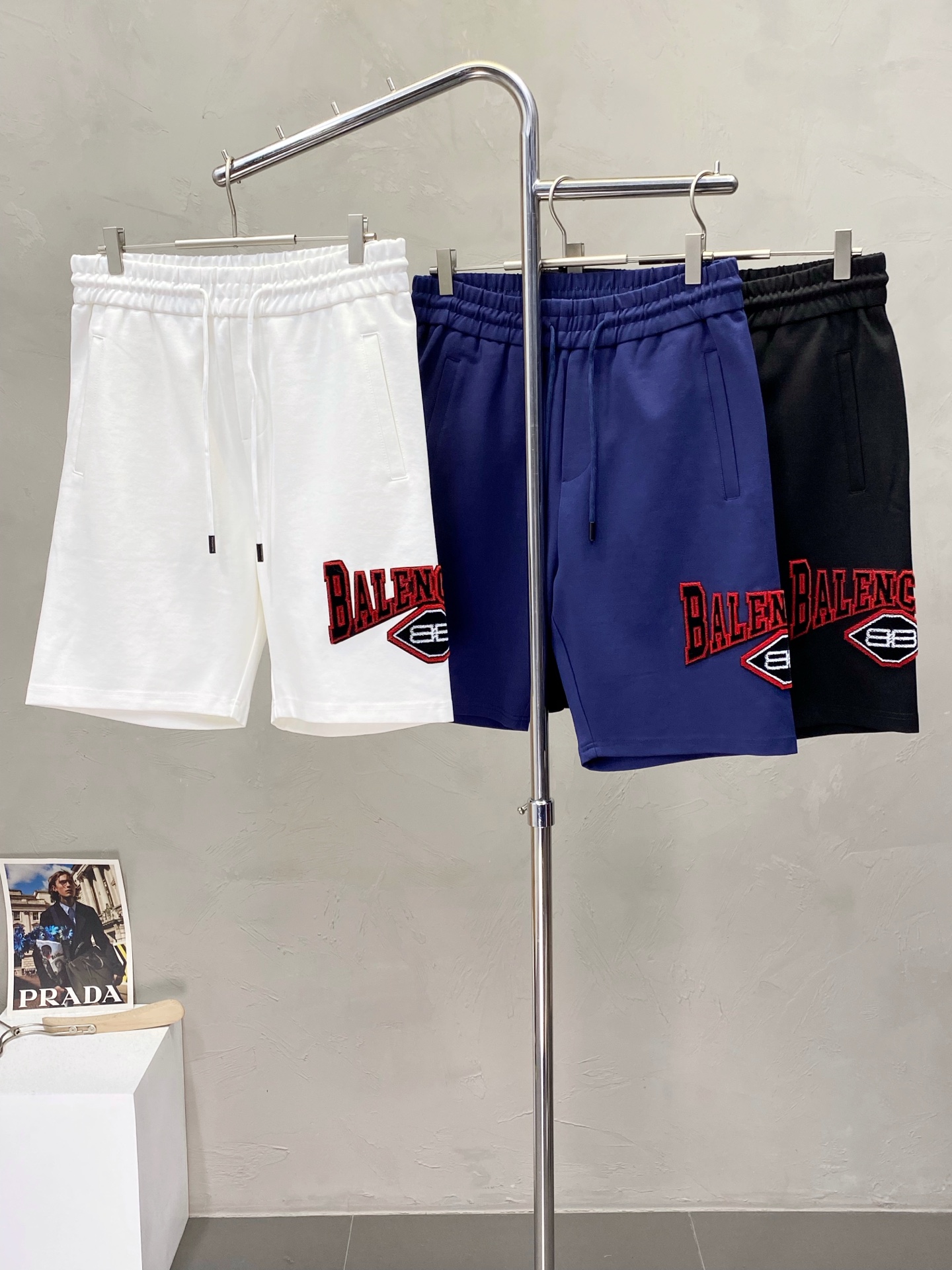 NO:525950,.Balenciga exclusively offers new casual shorts high-end versions!  Customized fabrics for counters are breathable and comfortable, with impeccable details, and the brand element design concept reflects high quality. The feel is delicate and soft!  It is casually cut, with a great upper body style!  Number of codes: M-3XL, balenciaga, balenciaga, shorts, alexander wang19860909.Balenciga巴黎世家独家专供新款休闲短裤高端版本！专柜定制面料 透气舒适度高,细节无可挑剔,品牌元素设计理念,体现高品质.手感细腻柔软！呈现休闲裁剪,上身版型超赞！码数: M-3XL,,balenciaga,balenciaga,shorts,alexander wang,Men's clothing