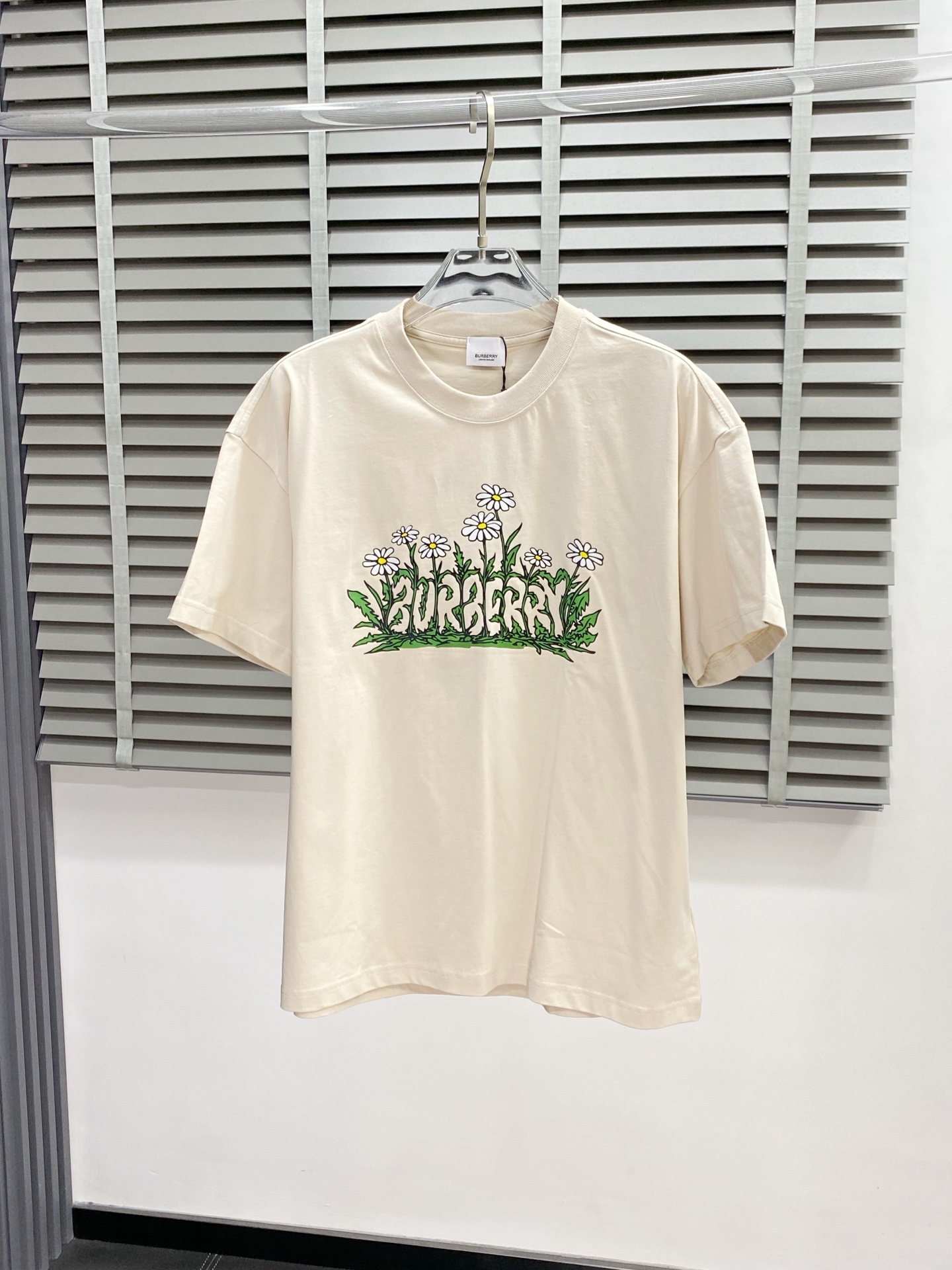 NO:487103,.Burberry Burberry exclusively offers new men's casual short sleeves, high-end customization, high-end version, fashionable and versatile imported fabric, super soft and delicate, skin-friendly and comfortable to wear, high-end boutique, OEM, fine production, very good for the upper body, men's essential items, complete three standards, S-3XL,,burberry,burberry,T-shirt,alexander wang19860909.Burberry巴宝莉独家专供新款男士休闲短袖 高端定制 高端版本 时尚百搭爆款进口面料 手感超柔软细腻 穿着亲肤舒适 高端精品 代工厂精细做上身非常赞 男士必备单品 三标齐全 码数S-3XL,,burberry,burberry,T-shirt,alexander wang,Men's clothing