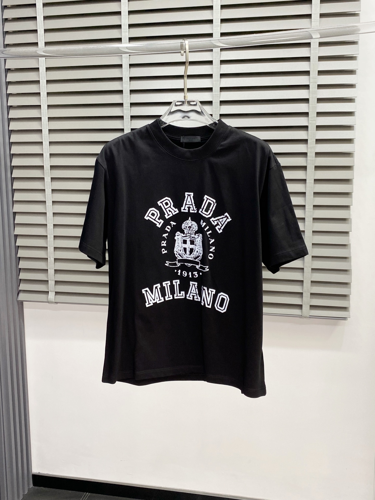 NO:487109,.Prada exclusively offers new men's casual short sleeves, high-end customization, high-end version, fashionable and versatile imported fabric, super soft and delicate, skin-friendly and comfortable to wear, high-end boutique, OEM, fine production, very good for the upper body, men's essential items, complete three standards, S-3XL,,prada,prada,T-shirt,alexander wang19860909.Prada普拉达独家专供新款男士休闲短袖 高端定制 高端版本 时尚百搭爆款进口面料 手感超柔软细腻 穿着亲肤舒适 高端精品 代工厂精细做上身非常赞 男士必备单品 三标齐全 码数S-3XL,,prada,prada,T-shirt,alexander wang,Men's clothing