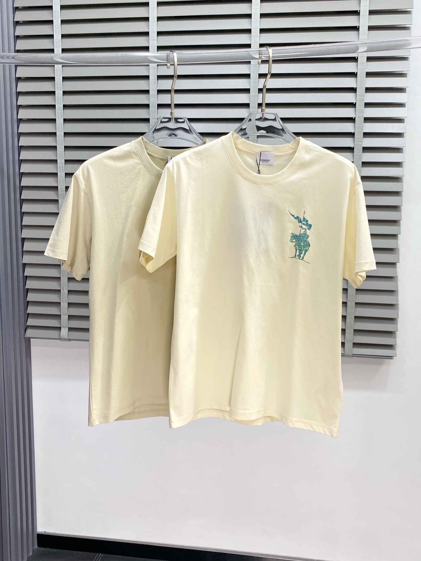 NO:487123,.Burberry Burberry exclusively offers new men's casual short sleeves, high-end customization, high-end version, fashionable and versatile imported fabric, super soft and delicate, skin-friendly and comfortable to wear, high-end boutique, OEM, fine production, very good for the upper body, men's essential items, complete three standards, S-5XL,,burberry,burberry,T-shirt,alexander wang19860909.Burberry巴宝莉独家专供新款男士休闲短袖 高端定制 高端版本 时尚百搭爆款进口面料 手感超柔软细腻 穿着亲肤舒适 高端精品 代工厂精细做上身非常赞 男士必备单品 三标齐全 码数S-5XL,,burberry,burberry,T-shirt,alexander wang,Men's clothing