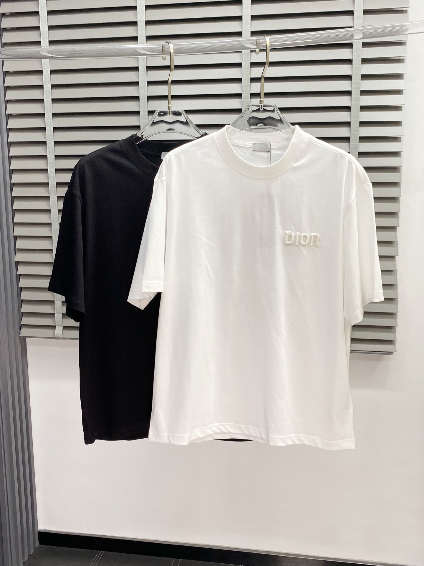 NO:487145,.Dior exclusively offers new original single men's casual short sleeves, high-end customization, high-end version, fashionable and versatile imported fabric, super soft and delicate, skin-friendly and comfortable to wear, high-end boutique, OEM, fine production, very good for the top body, men's essential items, complete three standards, S-3XL,,dior,dior,T-shirt,alexander wang19860909.Dior迪奥独家专供新款原单男士休闲短袖 高端定制 高版本 时尚百搭爆款进口面料 手感超柔软细腻 穿着亲肤舒适 高端精品 代工厂精细做上身非常赞 男士必备单品 三标齐全 码数S-3XL,,dior,dior,T-shirt,alexander wang,Men's clothing