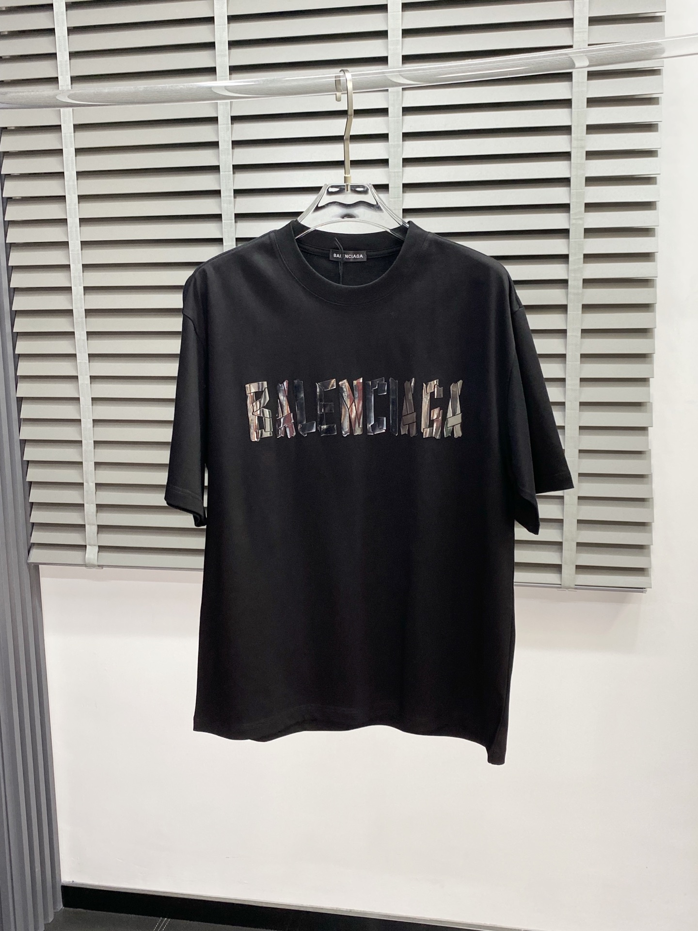 NO:487151,.Balenciga exclusively offers new original single men's casual short sleeves, high-end customization, high-end version, fashionable and versatile imported fabric, super soft and delicate, skin-friendly and comfortable to wear, high-end boutique, OEM, fine-made top body, very good, men's essential items, three standards, S-3XL,,balenciaga,balenciaga,T-shirt,alexander wang19860909.Balenciga巴黎世家独家专供新款原单男士休闲短袖 高端定制 高版本 时尚百搭爆款进口面料 手感超柔软细腻 穿着亲肤舒适 高端精品 代工厂精细做上身非常赞 男士必备单品 三标齐全 码数S-3XL,,balenciaga,balenciaga,T-shirt,alexander wang,Men's clothing