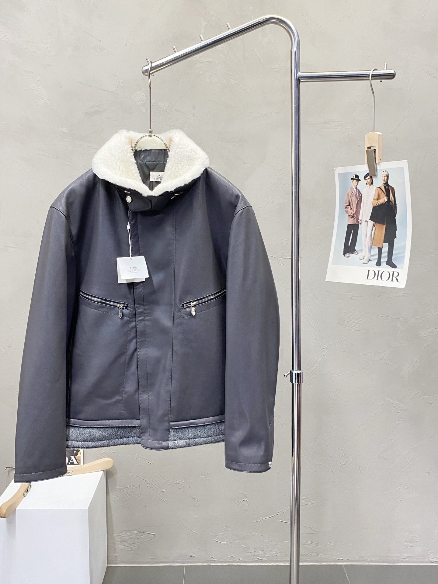 NO:563971,.Leather jackets-HERMES exclusively provides the latest autumn and winter leather jackets. Leather jackets with classic designs and stunning looks. Imported leather fabrics. The quality is impeccable. Quality control allows you to buy it directly. It is a high-end product that cannot be faulted! You can feel its powerful aura through the detailed pictures. It has a remarkable effect of gathering heat and keeping warm, so you don’t have to worry about getting a little chilly! Both fashionable and functional, the whole style looks more luxurious! Size 48-56,,hermes,hermes,jackets & coats,jackets & coats,leather jacket,alexander wang19860909.皮衣-HERMES爱马仕独家专供最新秋冬皮夹克外套 经典设计与颜值爆棚的皮衣 进口皮面料 品质更是无法挑剔品控可以直接入手,不容过错的高端臻品！通过细节图片便可感受到它强悍的气场,聚温保暖效果显著,完全不用担心会有一点寒意！时尚与功能性兼备,整款显得更加的奢华大气！ 尺码48-56,,hermes,hermes,jackets & coats,jackets & coats,leather jacket,alexander wang,Men's clothing