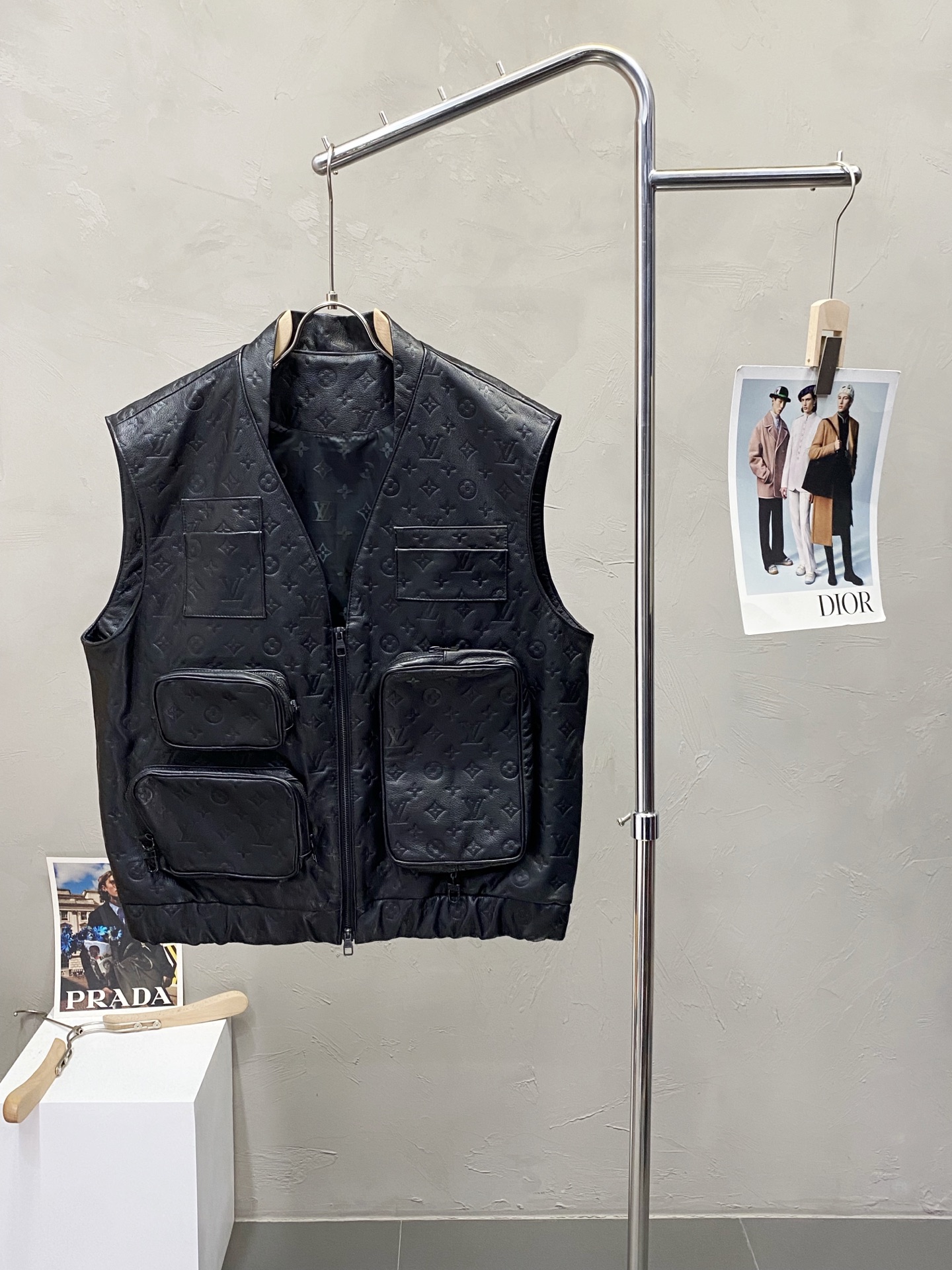 NO:563964,.Leather clothing-Louis Vuitton exclusively offers the latest spring and autumn vest leather clothing. Leather clothing with classic design and stunning appearance. Imported leather fabrics. The quality is impeccable. Quality control allows you to buy it directly. It is a high-end product that cannot be faulted! You can feel its powerful aura through the detailed pictures. It has a remarkable effect of gathering heat and keeping warm, so you don’t have to worry about getting a little chilly! Both fashionable and functional, the whole style looks more luxurious! Size 48-56,,louis vuitton,louis vuitton,leather jacket,alexander wang19860909.皮衣-Louis Vuitton路易威登独家专供最新春秋马甲皮衣 经典设计与颜值爆棚的皮衣 进口皮面料 品质更是无法挑剔品控可以直接入手,不容过错的高端臻品！通过细节图片便可感受到它强悍的气场,聚温保暖效果显著,完全不用担心会有一点寒意！时尚与功能性兼备,整款显得更加的奢华大气！ 尺码48-56,,louis vuitton,louis vuitton,leather jacket,alexander wang,Men's clothing