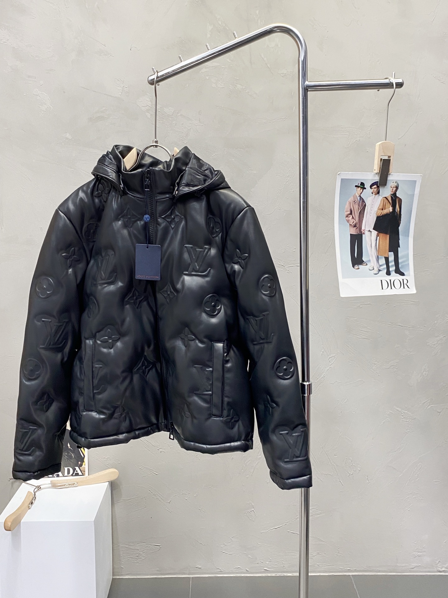 NO:563969,.Leather jacket-Louis Vuitton exclusively offers the latest autumn and winter hooded leather jackets. Leather jackets with classic design and stunning looks. Imported leather fabrics. Detachable hood design. The quality is impeccable. Quality control allows you to buy it directly. It is a high-end product that cannot be faulted! You can feel its powerful aura through the detailed pictures. It has a remarkable effect of gathering heat and keeping warm, so you don’t have to worry about getting a little chilly! Both fashionable and functional, the whole style looks more luxurious! Size 48-56,,louis vuitton,louis vuitton,leather jacket,hats,alexander wang19860909.皮衣-Louis Vuitton路易威登独家专供最新秋冬连帽皮衣 经典设计与颜值爆棚的皮衣 进口皮面料 帽子可拆卸设计 品质更是无法挑剔品控可以直接入手,不容过错的高端臻品！通过细节图片便可感受到它强悍的气场,聚温保暖效果显著,完全不用担心会有一点寒意！时尚与功能性兼备,整款显得更加的奢华大气！ 尺码48-56,,louis vuitton,louis vuitton,leather jacket,hats,alexander wang,Men's clothing