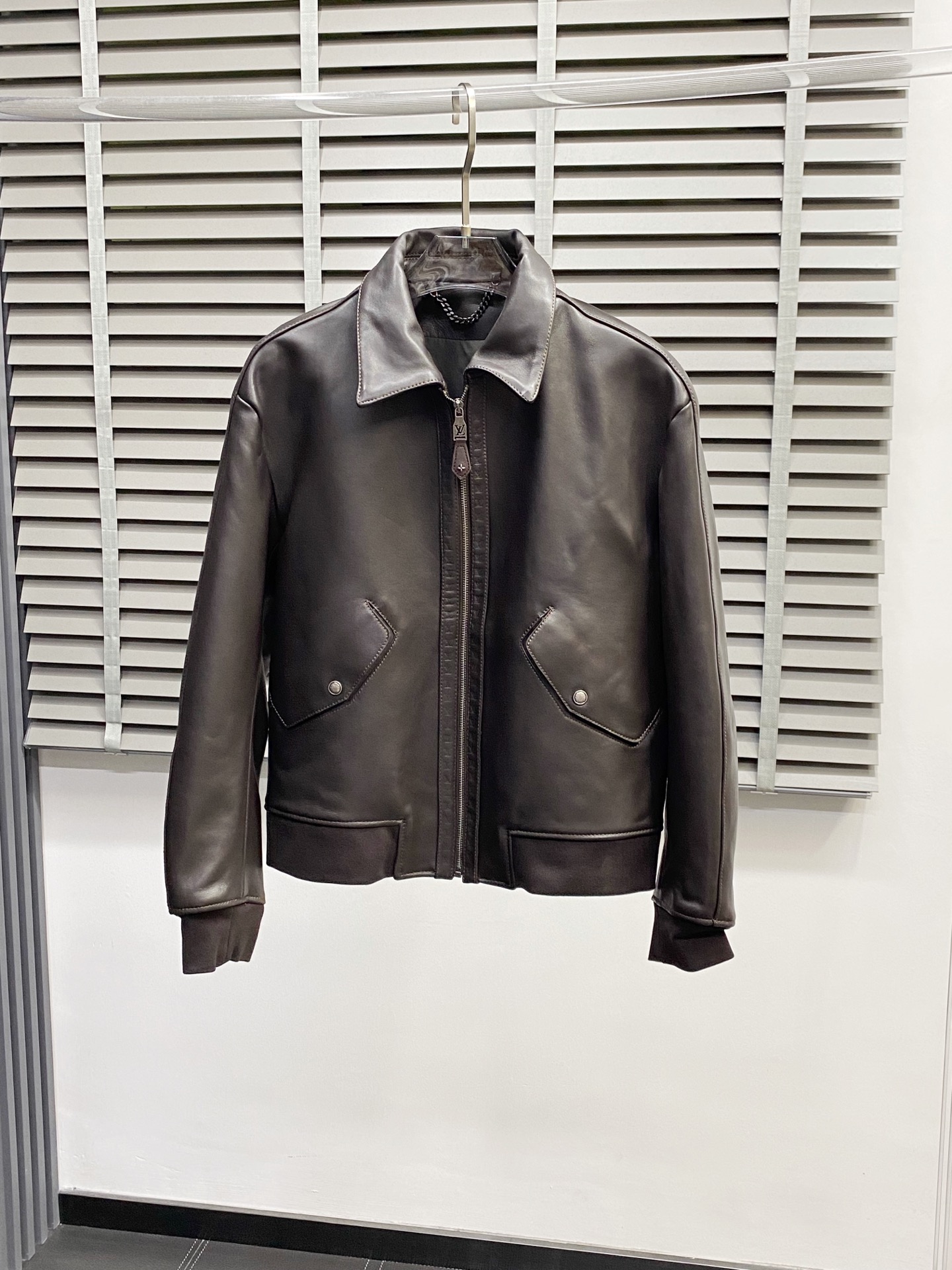 NO:430649,.Leather Jackets - Louis Vuitton exclusively offers the latest spring and autumn leather jackets. Classic design and beautiful leather jackets. Imported leather fabrics. The quality is even more unscrupulous. You can buy it directly. You can't get it wrong! Through the detailed pictures, you can feel its powerful aura, and the warm-concentration effect is significant, so you don’t have to worry about the chill at all! It is both fashionable and functional, and the whole style looks more luxurious and elegant! Size 48-56, louis vuitton,louis vuitton,jackets & coats,leather jacket,alexander wang19860909.皮衣-Louis Vuitton路易威登独家专供最新春秋皮衣外套 经典设计与颜值爆棚的皮衣 进口皮面料 品质更是无法挑剔品控可以直接入手,不容过错的高端臻品！通过细节图片便可感受到它强悍的气场,聚温保暖效果显著,完全不用担心会有一点寒意！时尚与功能性兼备,整款显得更加的奢华大气！ 尺码48-56,,louis vuitton,louis vuitton,jackets & coats,leather jacket,alexander wang,Men's clothing