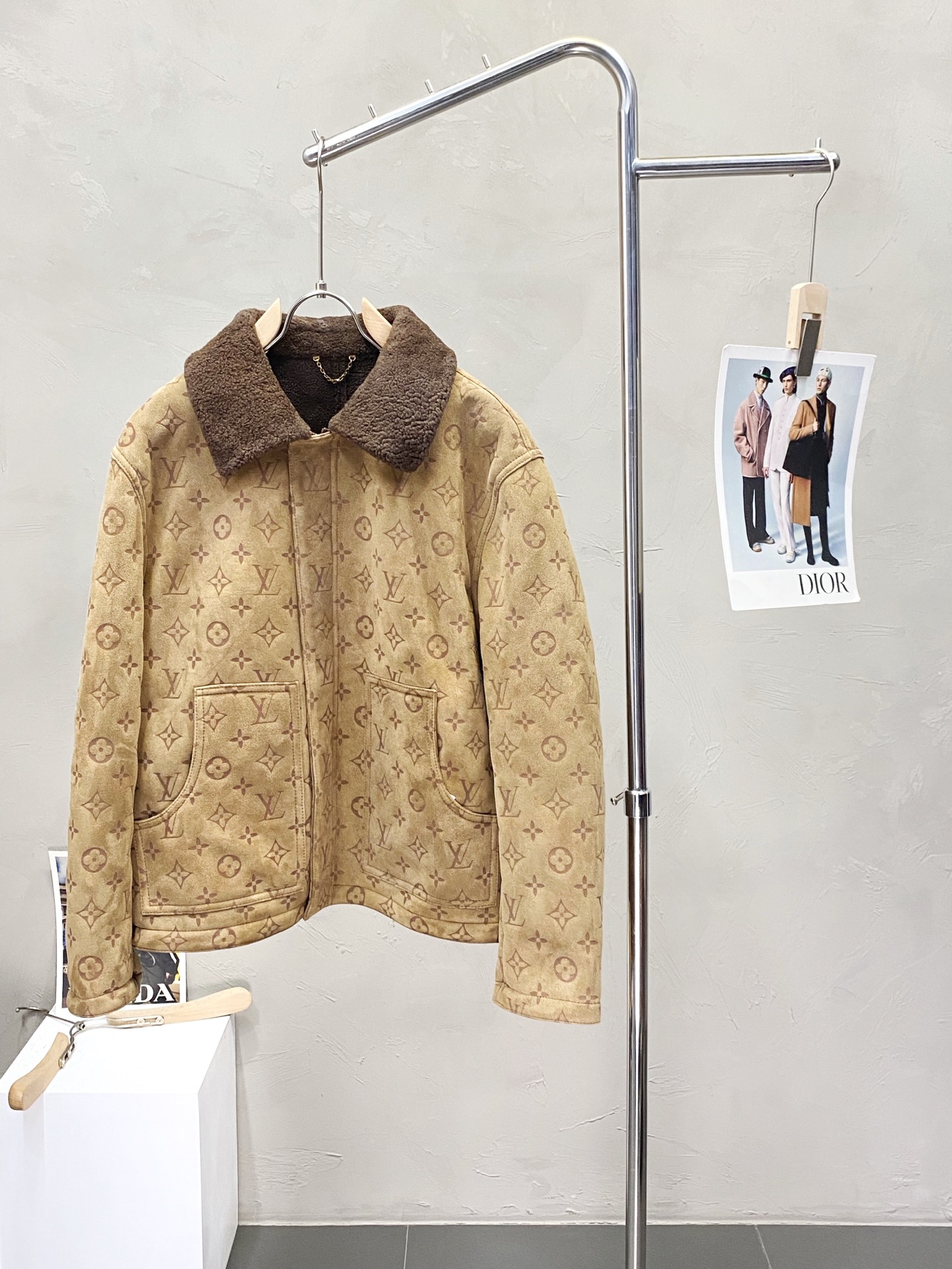 NO:566110,.Leather jackets - Louis Vuitton exclusively offers the latest autumn and winter leather jackets. Leather jackets with classic design and stunning looks. Imported leather fabrics. Thickened polar fleece lining to keep warm. The quality is impeccable. Quality control allows you to buy it directly. It is a high-end product that cannot be missed! You can feel its powerful aura through the detailed pictures. It has a remarkable effect of gathering heat and keeping warm, so you don’t have to worry about getting a little chilly! Both fashionable and functional, the whole style looks more luxurious! Size 48-56,,louis vuitton,louis vuitton,jackets & coats,leather jacket,alexander wang19860909.皮衣-Louis Vuitton路易威登独家专供最新秋冬皮衣外套 经典设计与颜值爆棚的皮衣 进口皮面料 内里摇粒绒加厚保暖 品质更是无法挑剔品控可以直接入手,不容过错的高端臻品！通过细节图片便可感受到它强悍的气场,聚温保暖效果显著,完全不用担心会有一点寒意！时尚与功能性兼备,整款显得更加的奢华大气！ 尺码48-56,,louis vuitton,louis vuitton,jackets & coats,leather jacket,alexander wang,Men's clothing