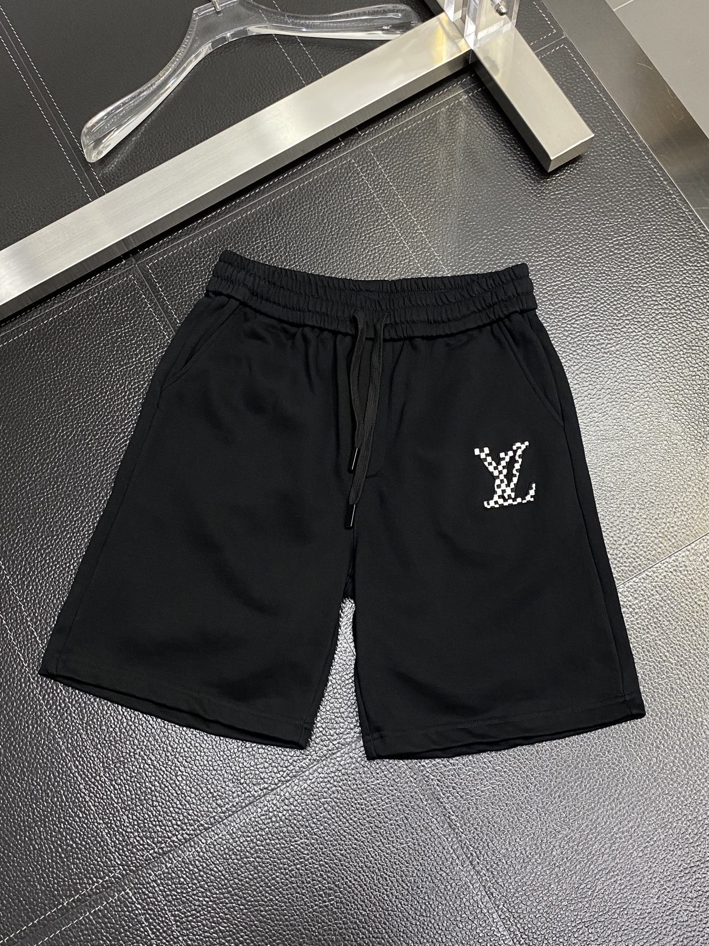 。Louis Vuitton路易威登💥独家专供新款休闲短裤🩳高端版本 专柜定制面料 透气舒适度高，细节无