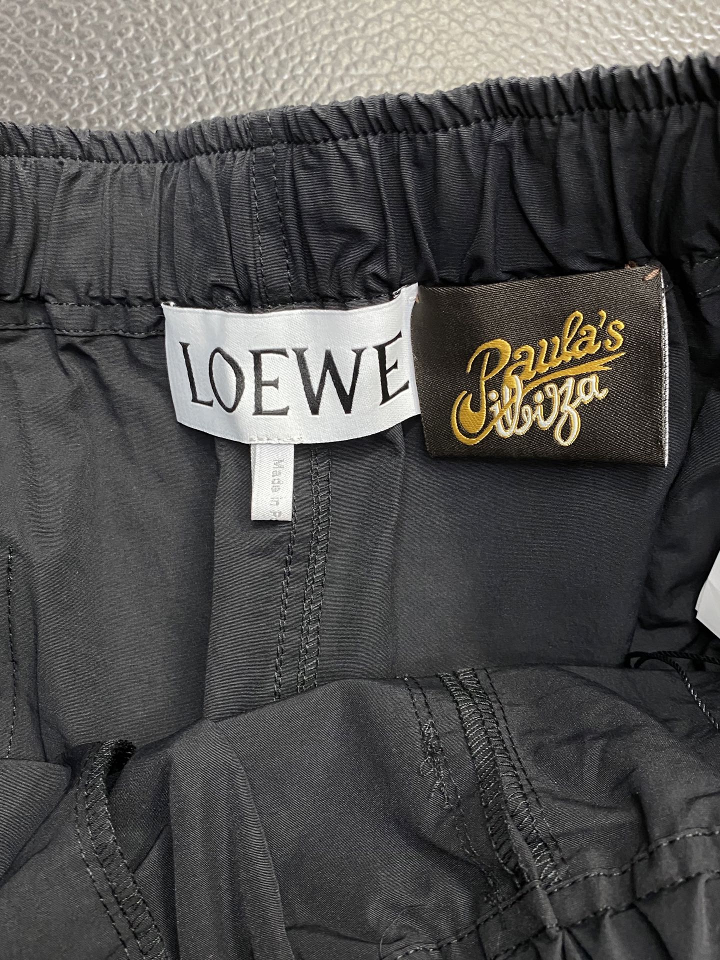 。LOEWE罗意威💥独家专供新款休闲短裤🩳高端版本 专柜定制面料 透气舒适度高，细节无可挑剔，品牌元素设