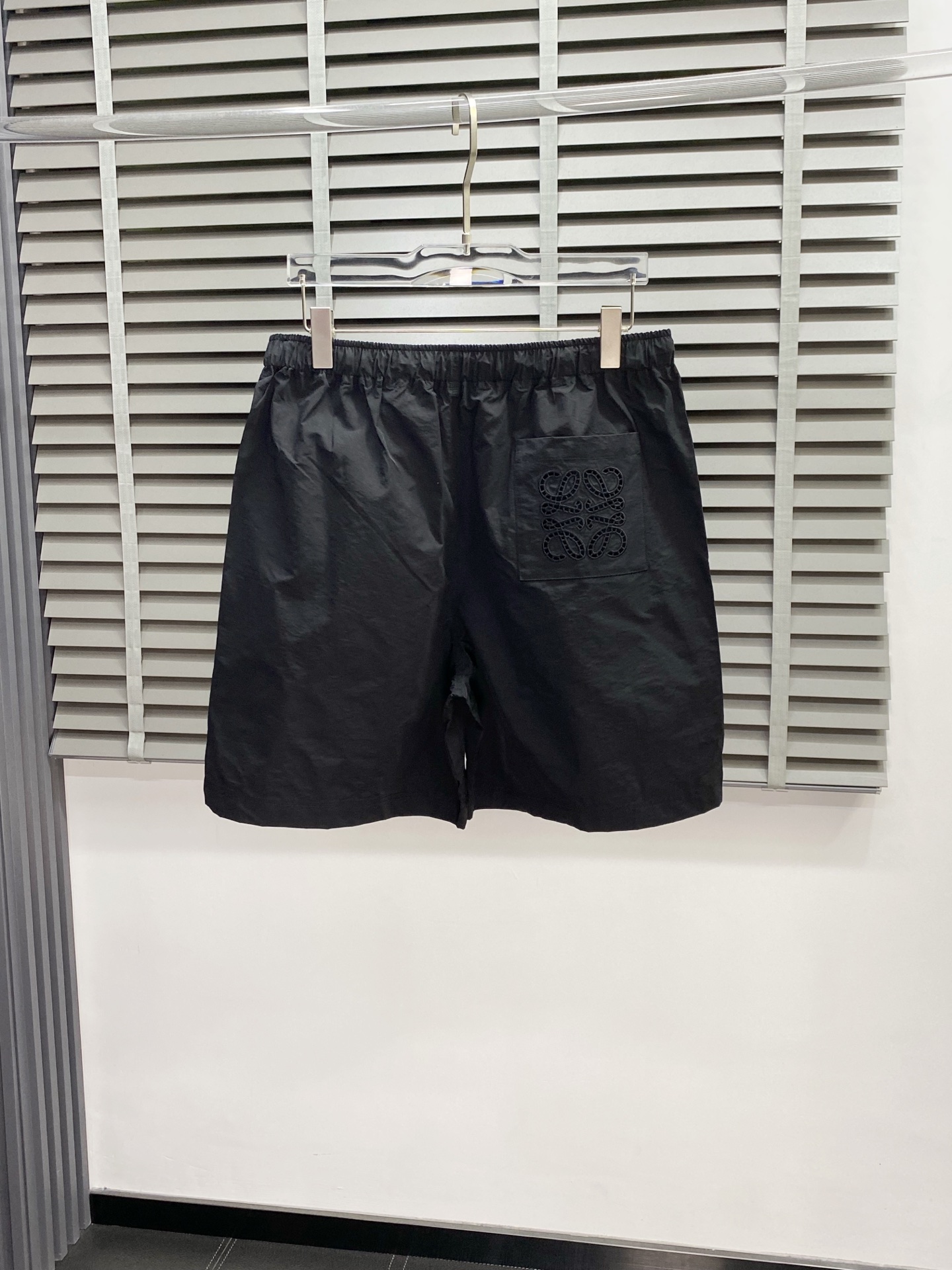 。LOEWE罗意威💥独家专供新款休闲短裤🩳高端版本 专柜定制面料 透气舒适度高，细节无可挑剔，品牌元素设