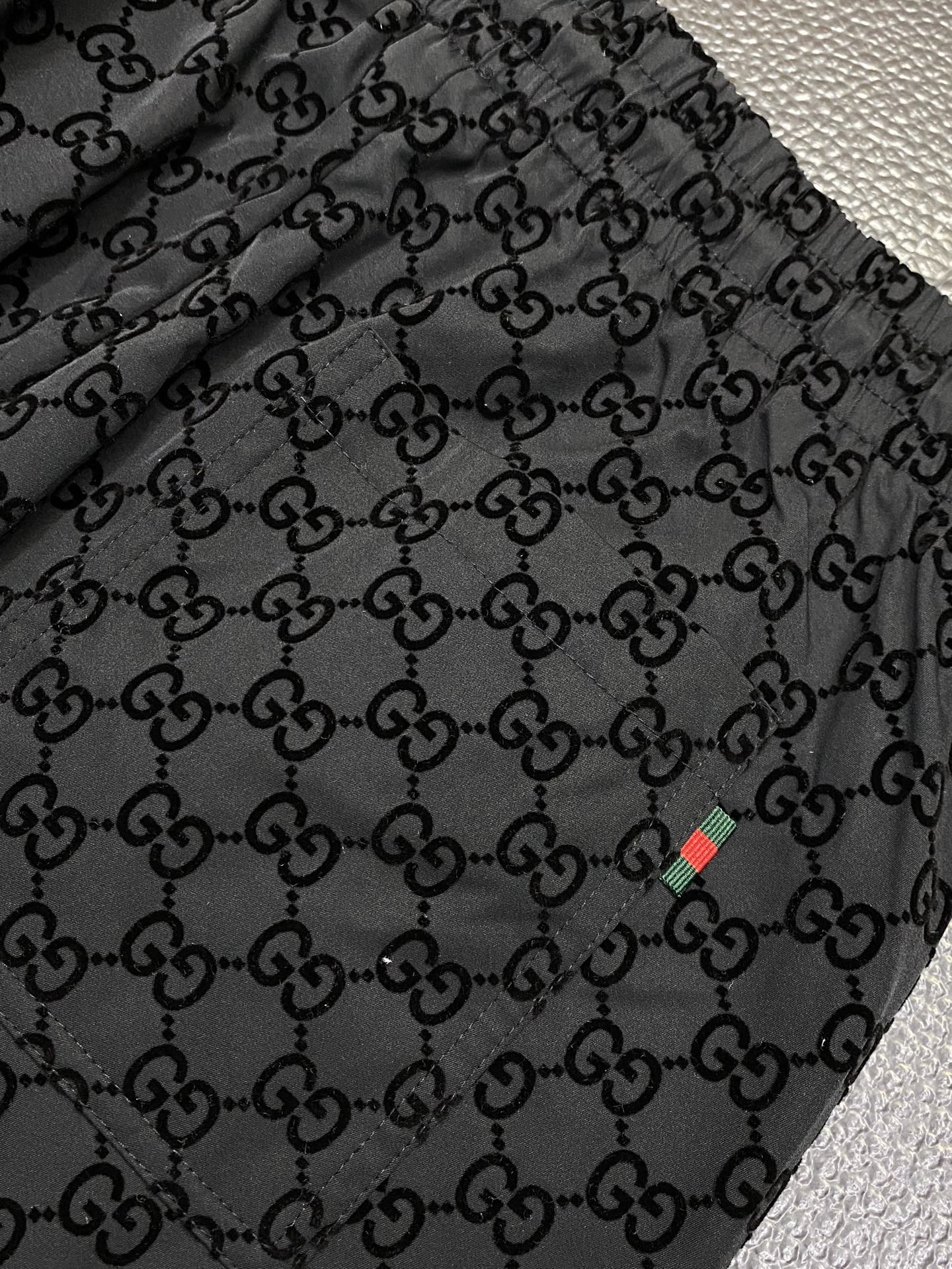 。Gucci古驰🩳独家专供新款 短裤高端版本！专柜定制面料 透气舒适度高，细节无可挑剔，品牌元素设计理念