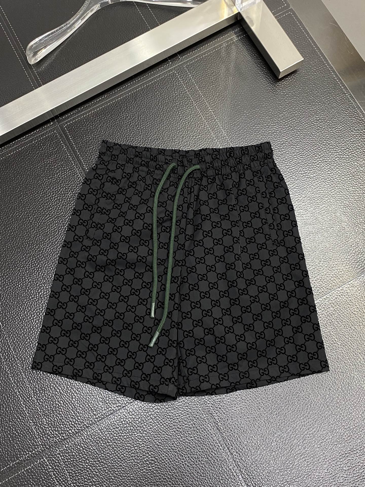 。Gucci古驰🩳独家专供新款 短裤高端版本！专柜定制面料 透气舒适度高，细节无可挑剔，品牌元素设计理念