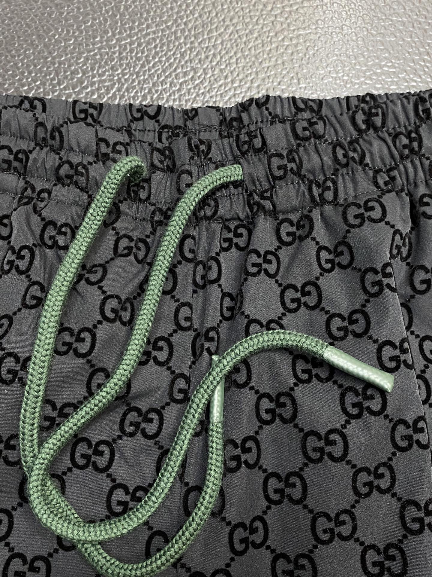 。Gucci古驰🩳独家专供新款 短裤高端版本！专柜定制面料 透气舒适度高，细节无可挑剔，品牌元素设计理念