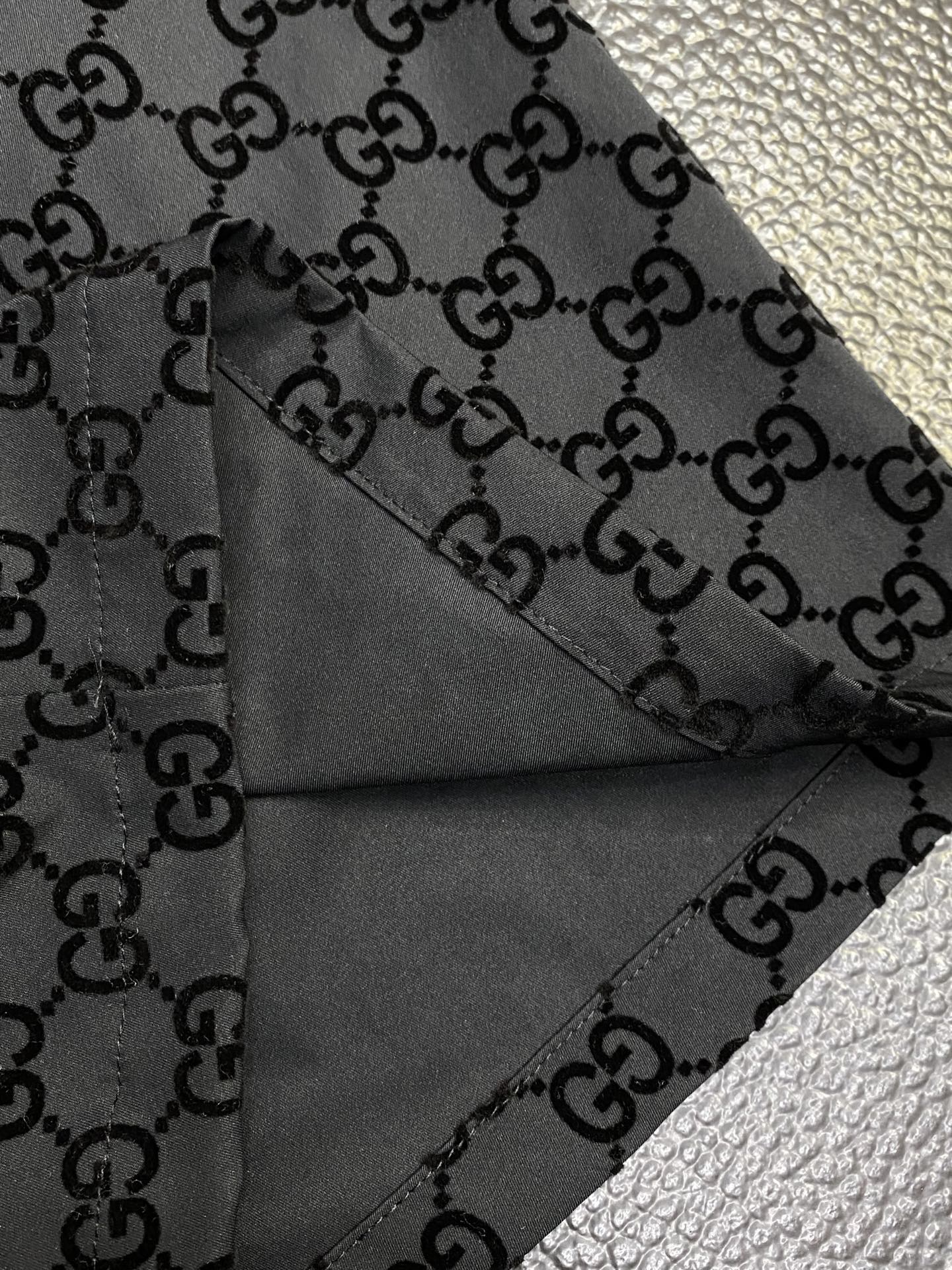 。Gucci古驰🩳独家专供新款 短裤高端版本！专柜定制面料 透气舒适度高，细节无可挑剔，品牌元素设计理念