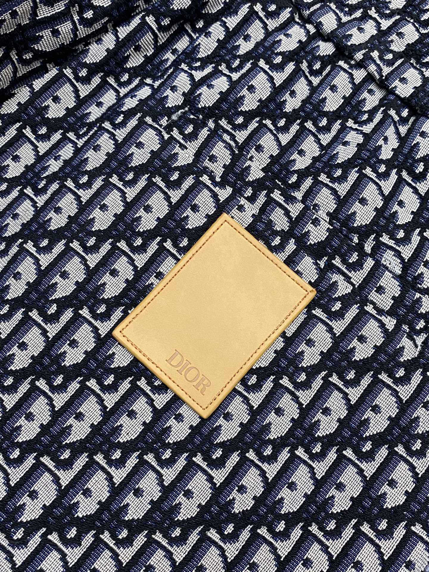 。Dior迪奥🩳独家专供新款 短裤高端版本！专柜定制面料 透气舒适度高，细节无可挑剔，品牌元素设计理念，
