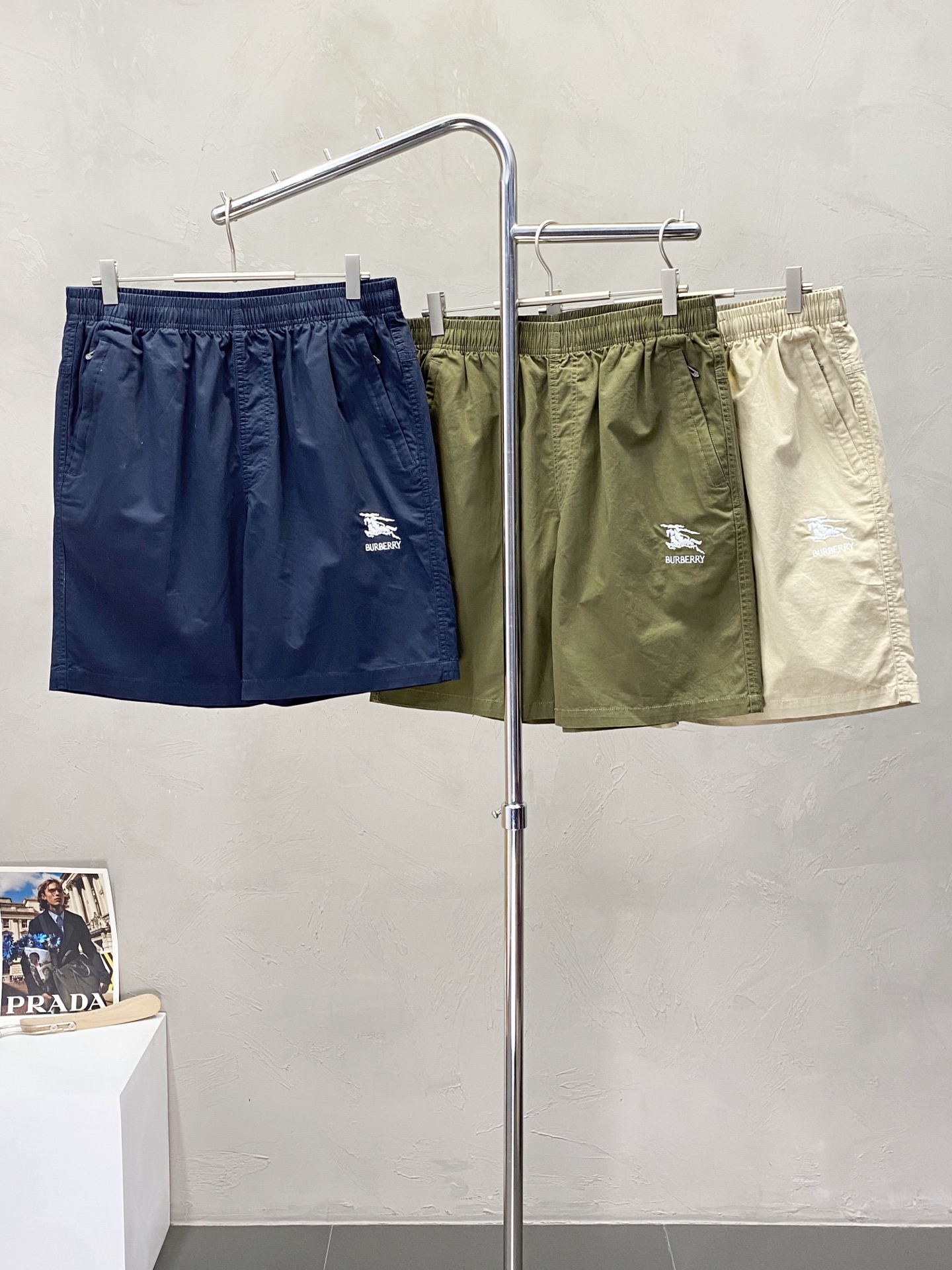 。Burberry巴宝莉💥独家专供新款休闲短裤🩳高端版本！专柜定制面料 透气舒适度高，细节无可挑剔，品牌