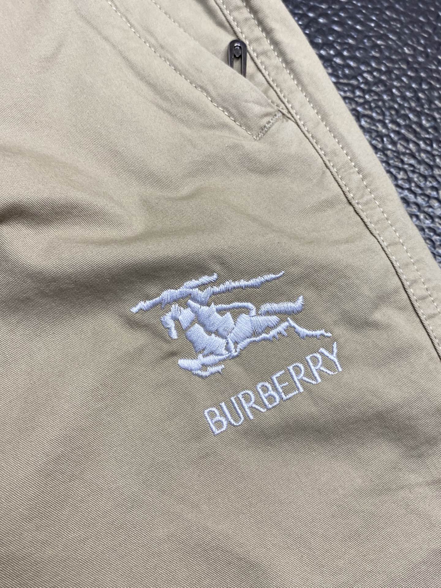 。Burberry巴宝莉💥独家专供新款休闲短裤🩳高端版本！专柜定制面料 透气舒适度高，细节无可挑剔，品牌