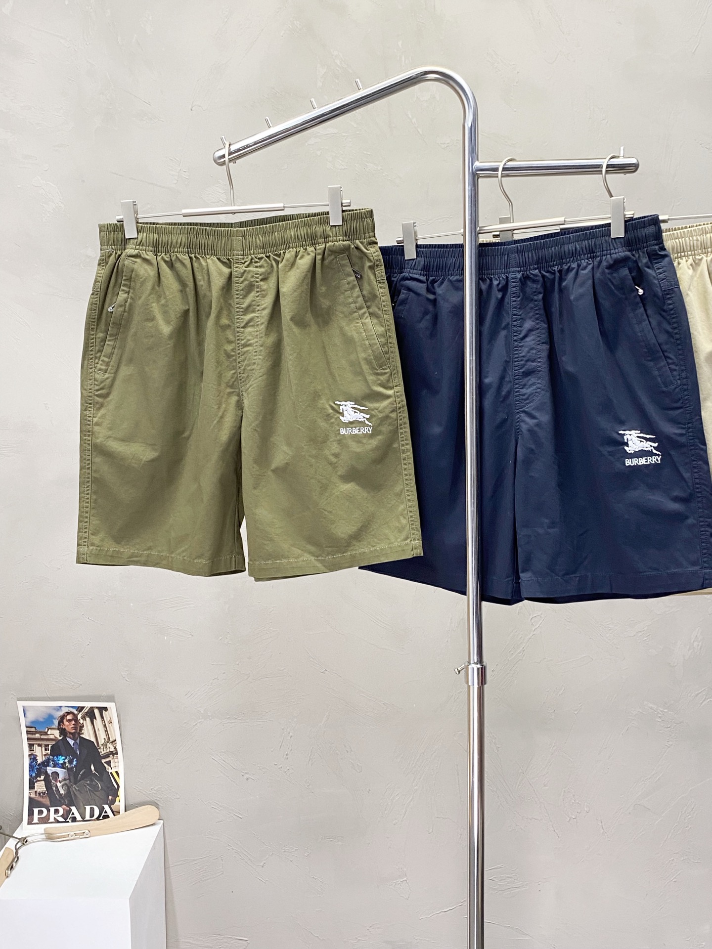 。Burberry巴宝莉💥独家专供新款休闲短裤🩳高端版本！专柜定制面料 透气舒适度高，细节无可挑剔，品牌