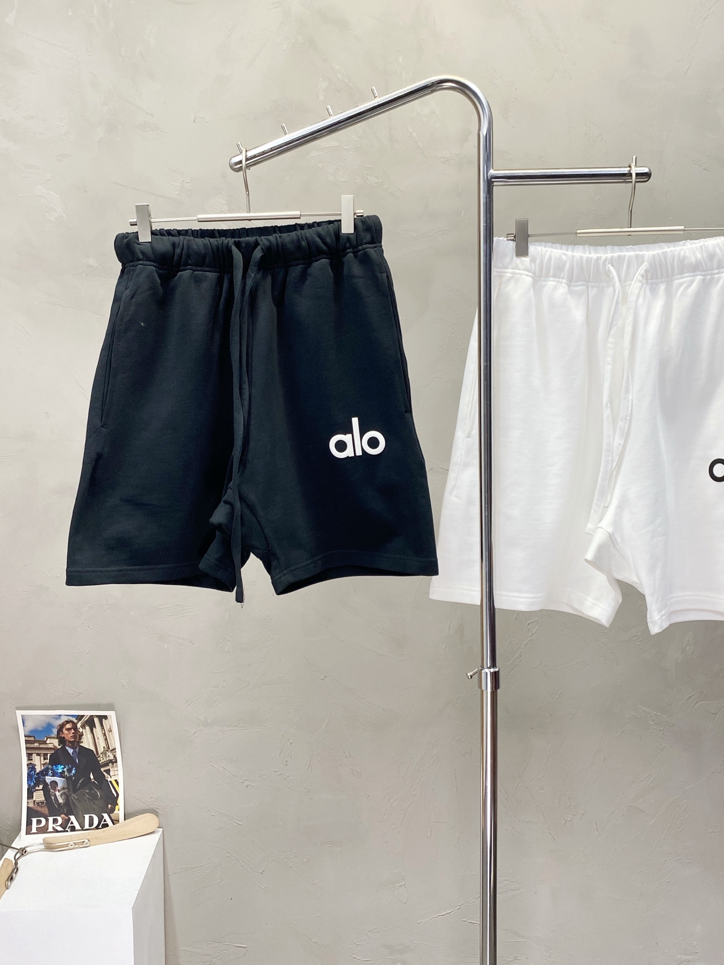 。Alo Yoga💥独家专供新款休闲短裤🩳高端版本！专柜定制面料 透气舒适度高，细节无可挑剔，品牌元素设