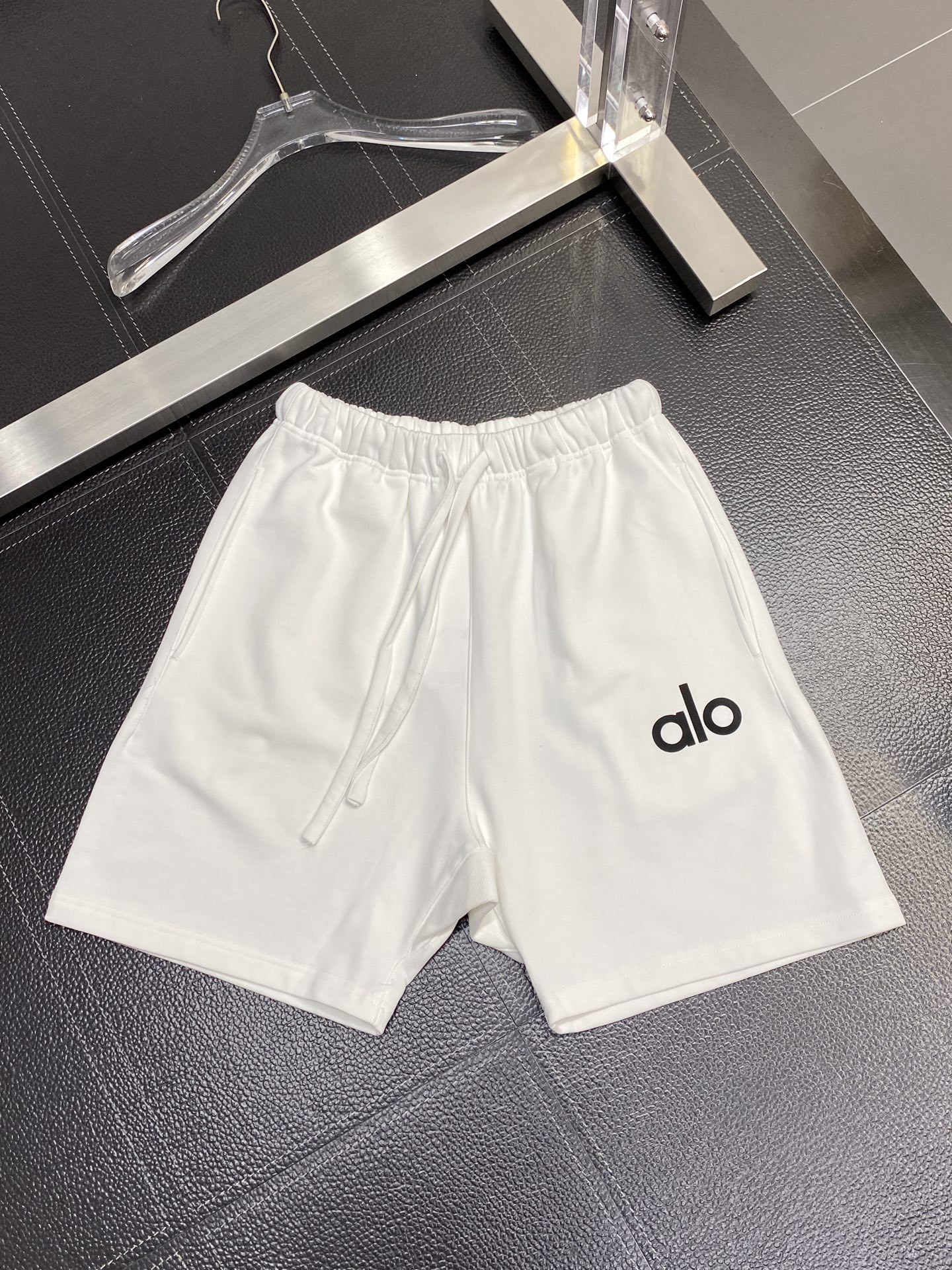 。Alo Yoga💥独家专供新款休闲短裤🩳高端版本！专柜定制面料 透气舒适度高，细节无可挑剔，品牌元素设
