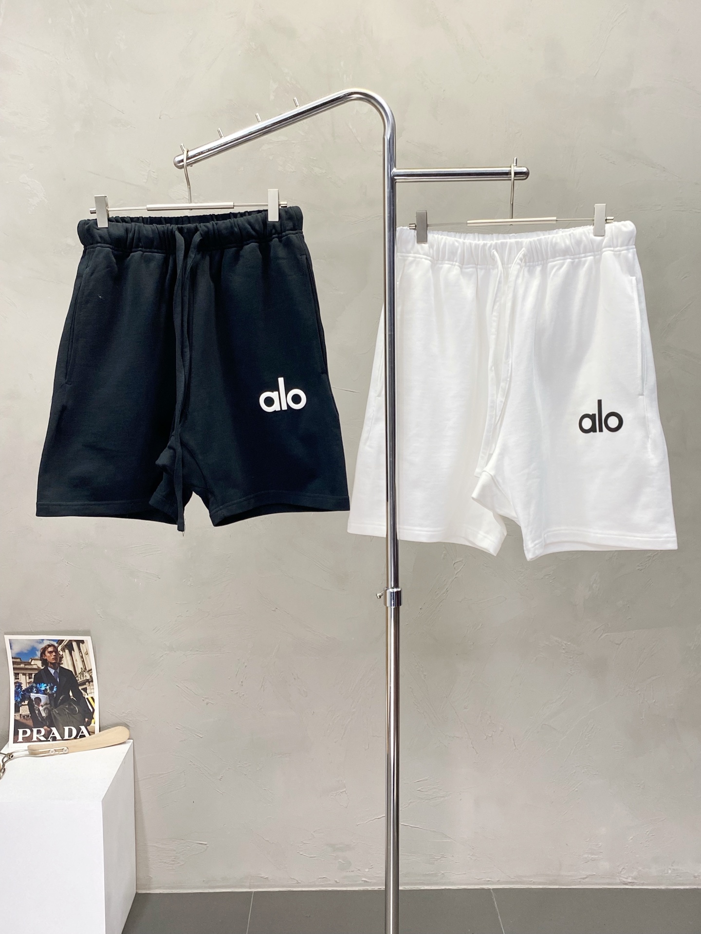 。Alo Yoga💥独家专供新款休闲短裤🩳高端版本！专柜定制面料 透气舒适度高，细节无可挑剔，品牌元素设