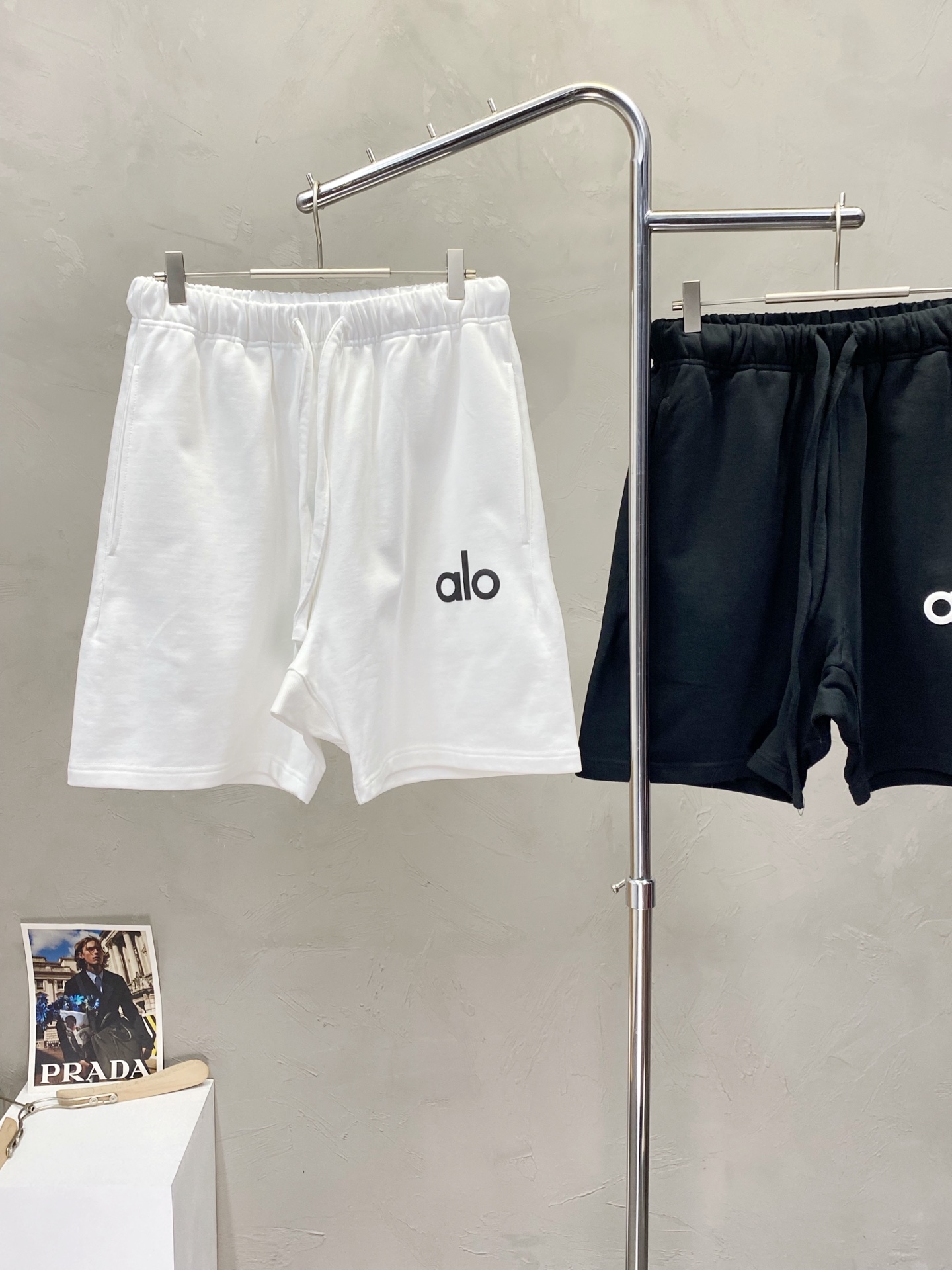 。Alo Yoga💥独家专供新款休闲短裤🩳高端版本！专柜定制面料 透气舒适度高，细节无可挑剔，品牌元素设