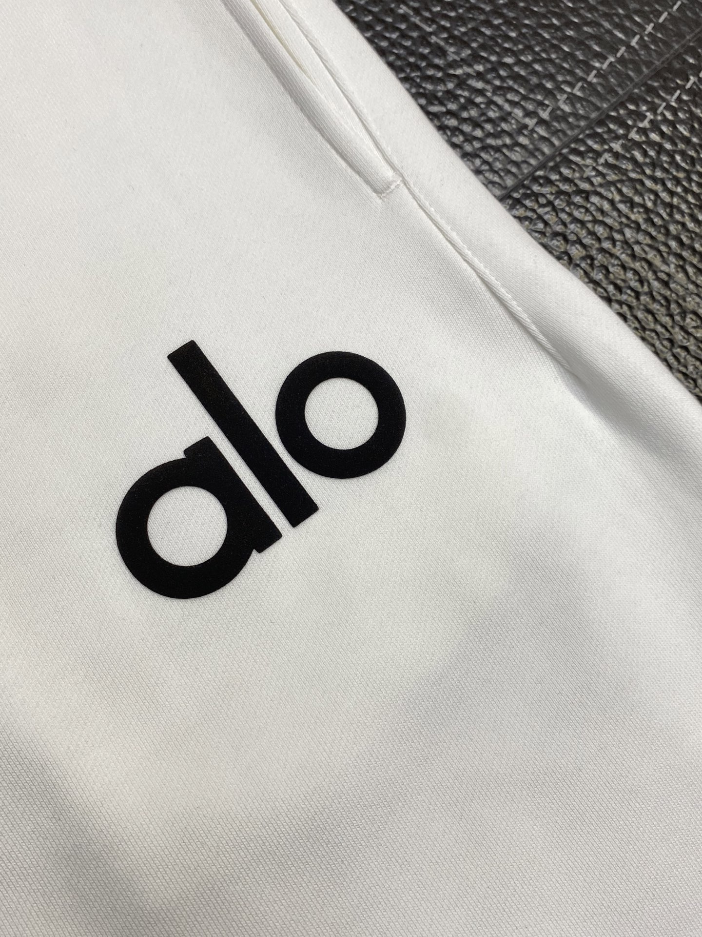 。Alo Yoga💥独家专供新款休闲短裤🩳高端版本！专柜定制面料 透气舒适度高，细节无可挑剔，品牌元素设