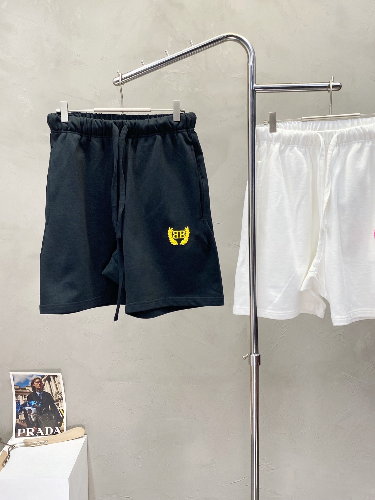 。Balenciga巴黎世家💥独家专供新款休闲短裤🩳高端版本！专柜定制面料 透气舒适度高，细节无可挑剔，