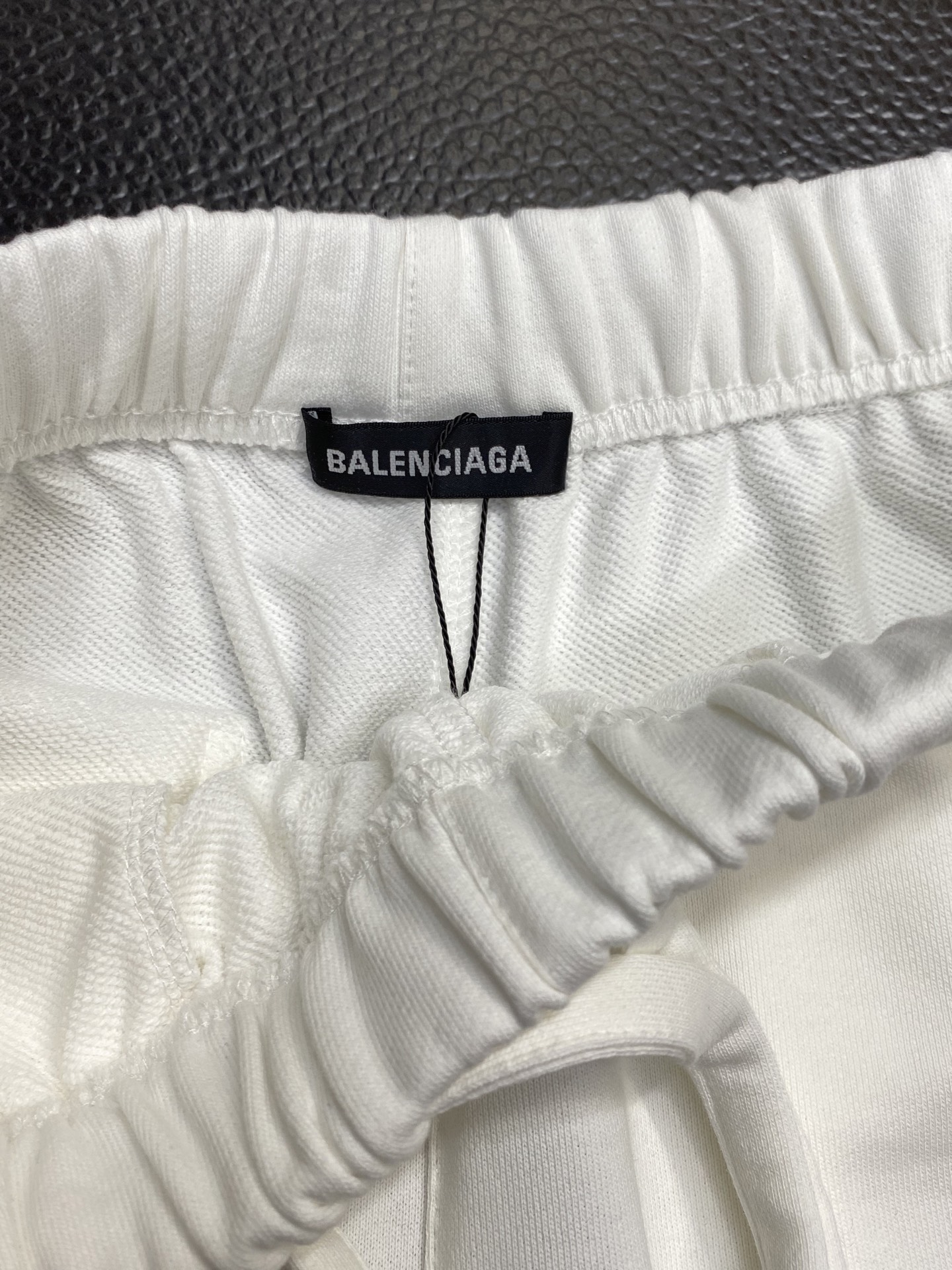 。Balenciga巴黎世家💥独家专供新款休闲短裤🩳高端版本！专柜定制面料 透气舒适度高，细节无可挑剔，