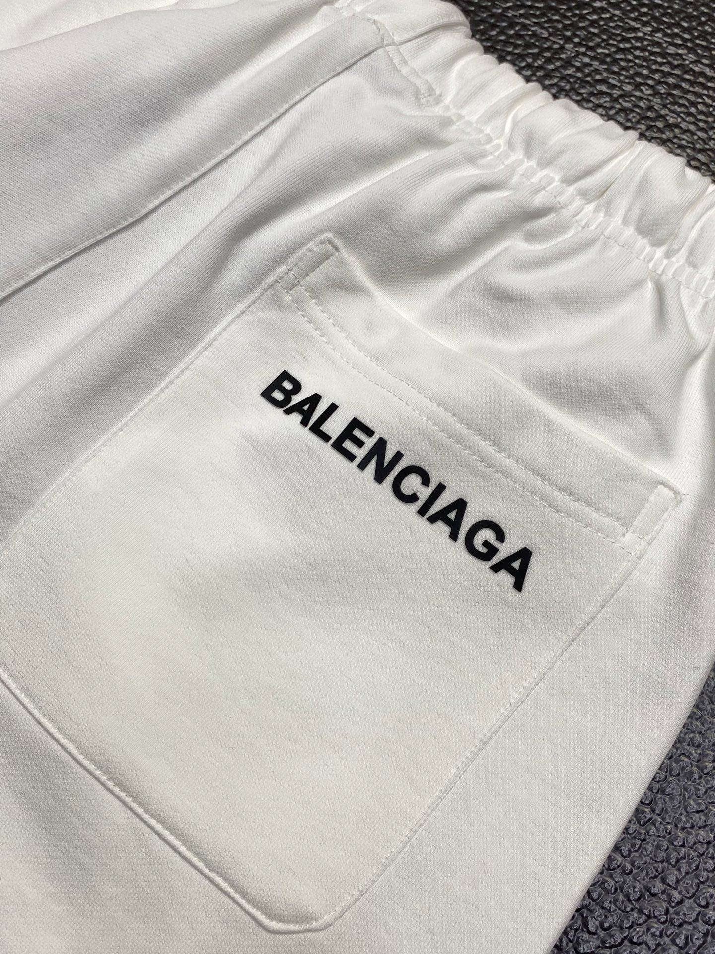 。Balenciga巴黎世家💥独家专供新款休闲短裤🩳高端版本！专柜定制面料 透气舒适度高，细节无可挑剔，